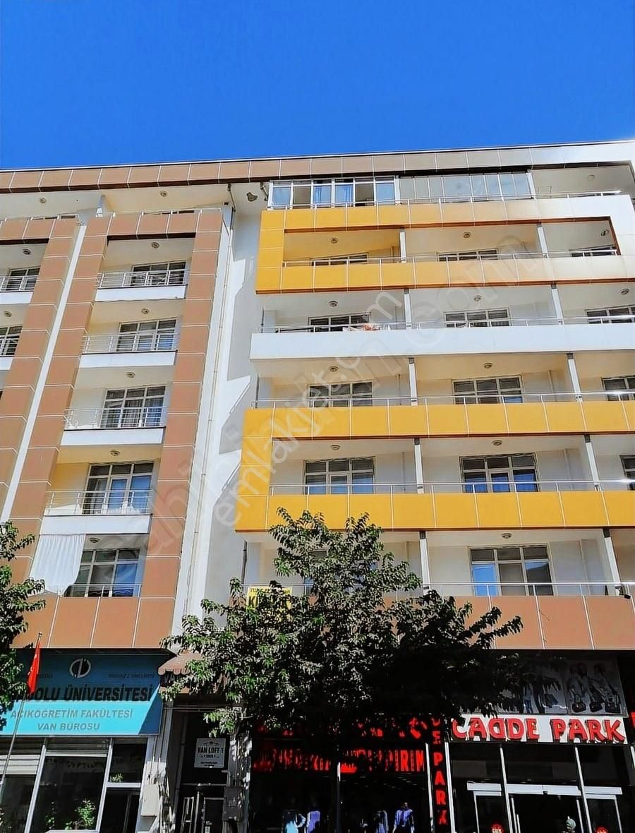 Tunç'tan Cadde Cepheli Merkezi Satılık 1+1 Deprem Öncesi