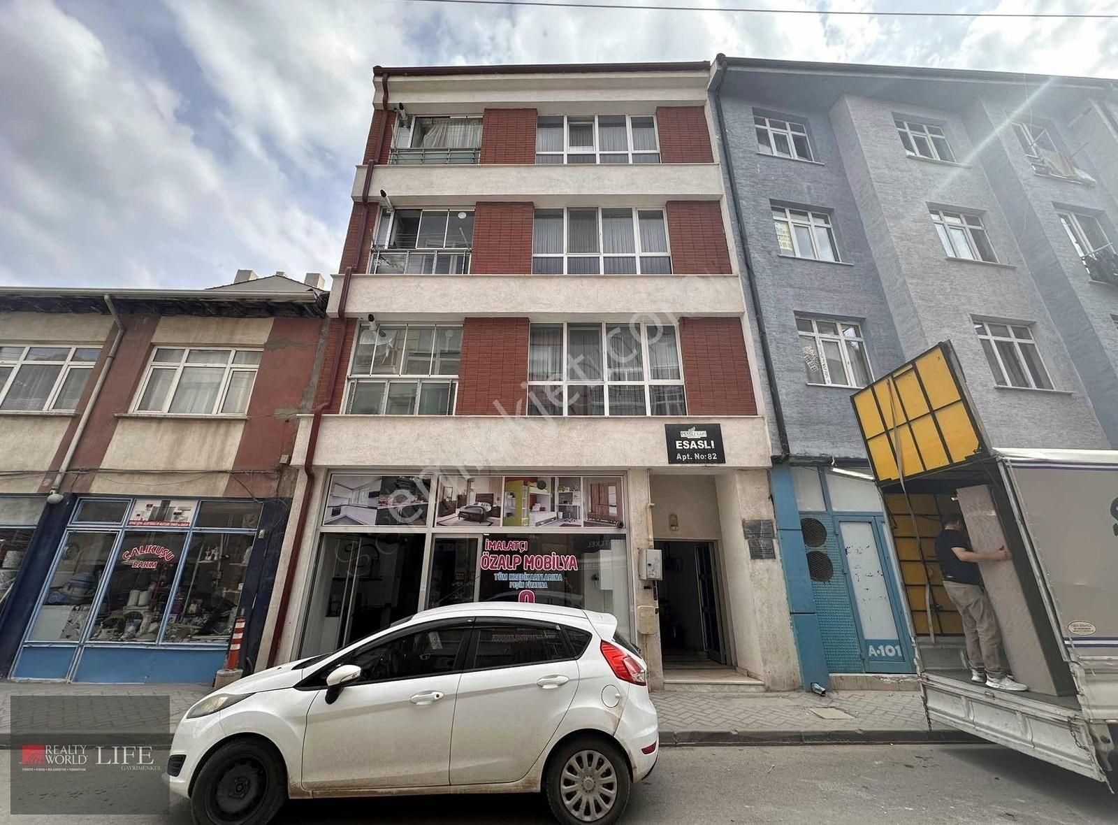 Rw Lıfe // Fatih Mahallesi Derman Caddesi Üzeri Satılık 2+1