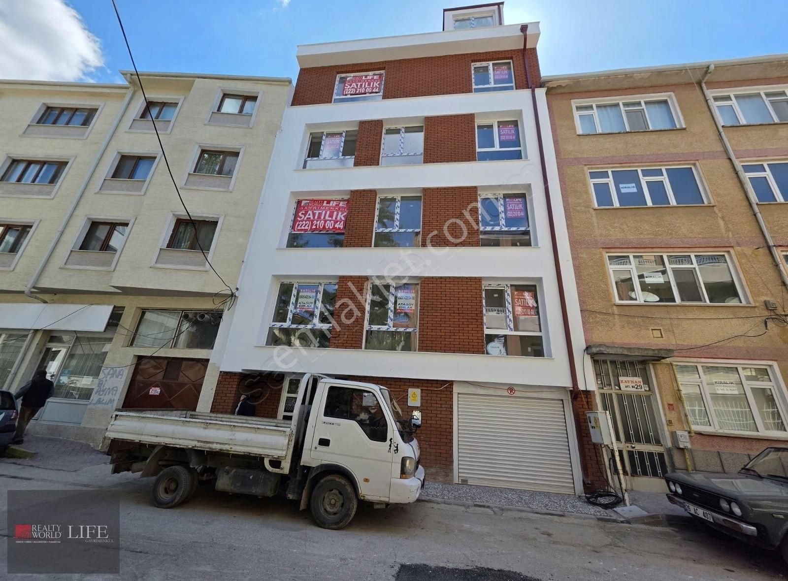 Rw Lıfe// Vişnelik Mahallesi Asansörlü Ara Kat Satılık 1+1 Daire