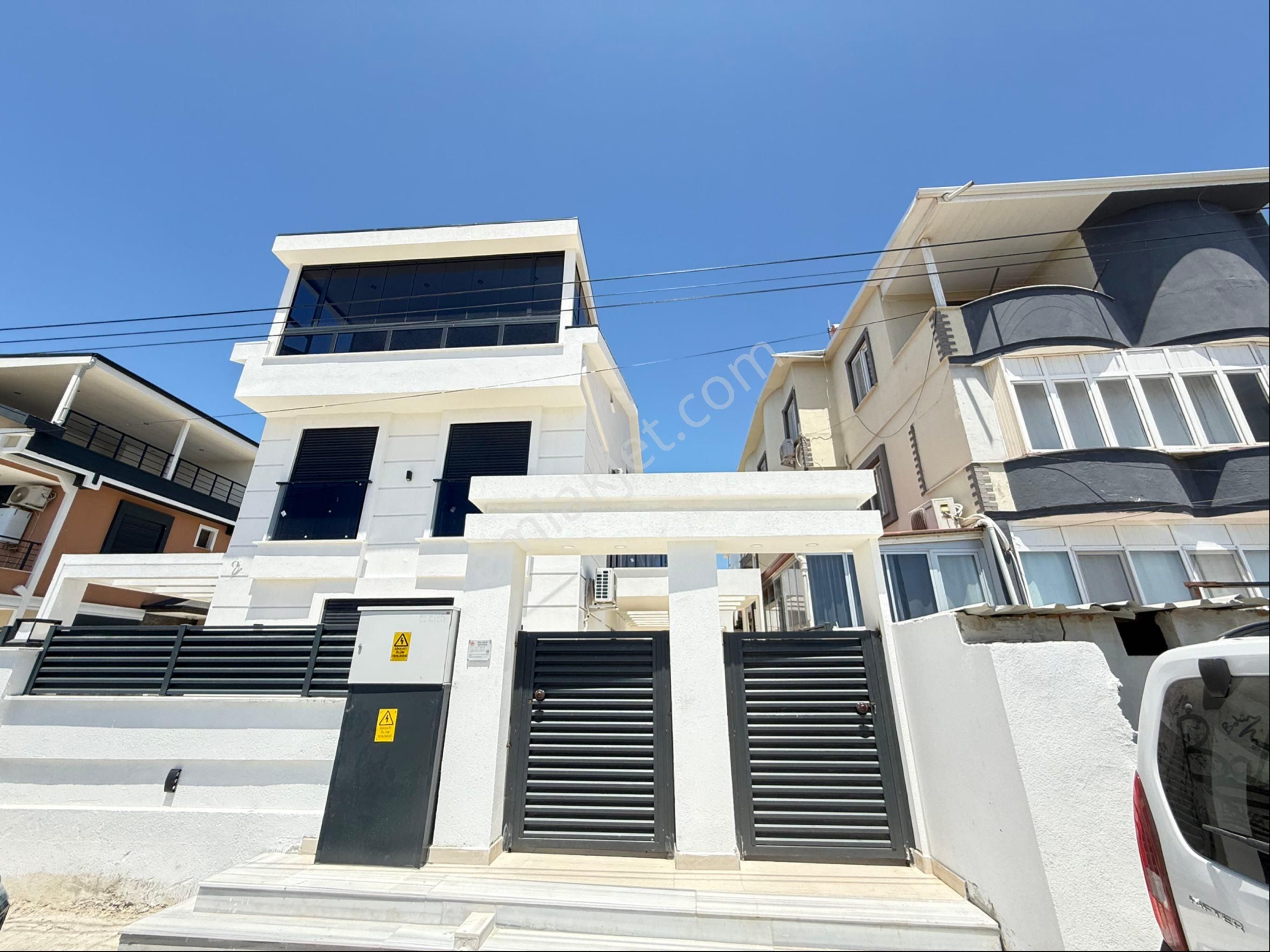 Hisar Mahhalesinde Satılık 3+1 Havuzlu Villa