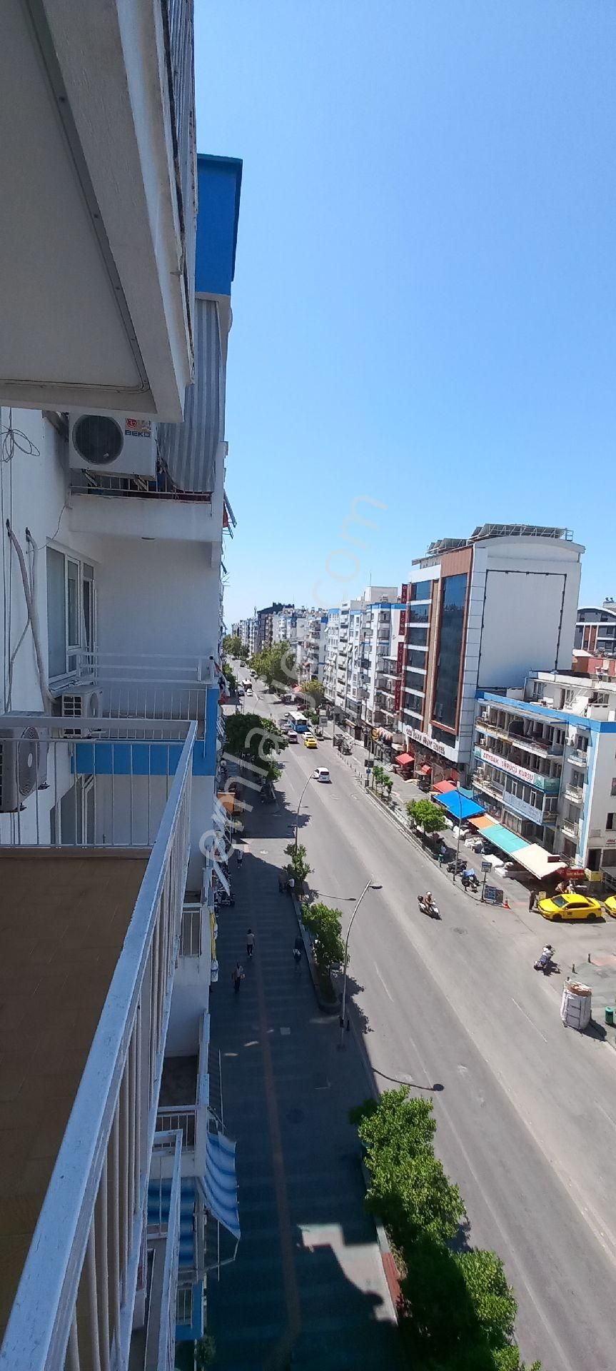 Güllükte Cadde Üzeri Merkezi Yerde Satılık 3+1 Daire