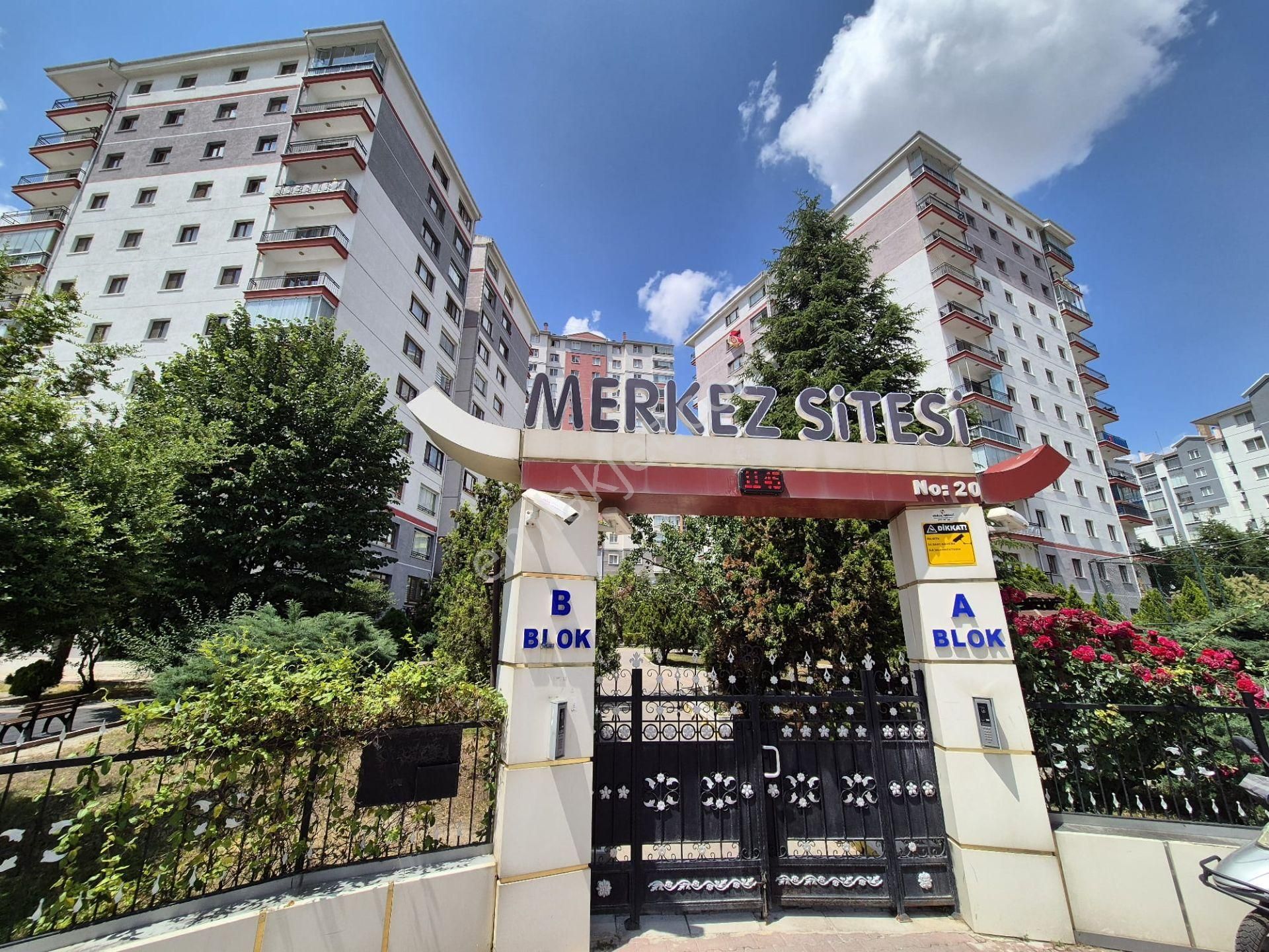 Ahimesut'ta Site İçerisinde Ara Katta Satılık Daire