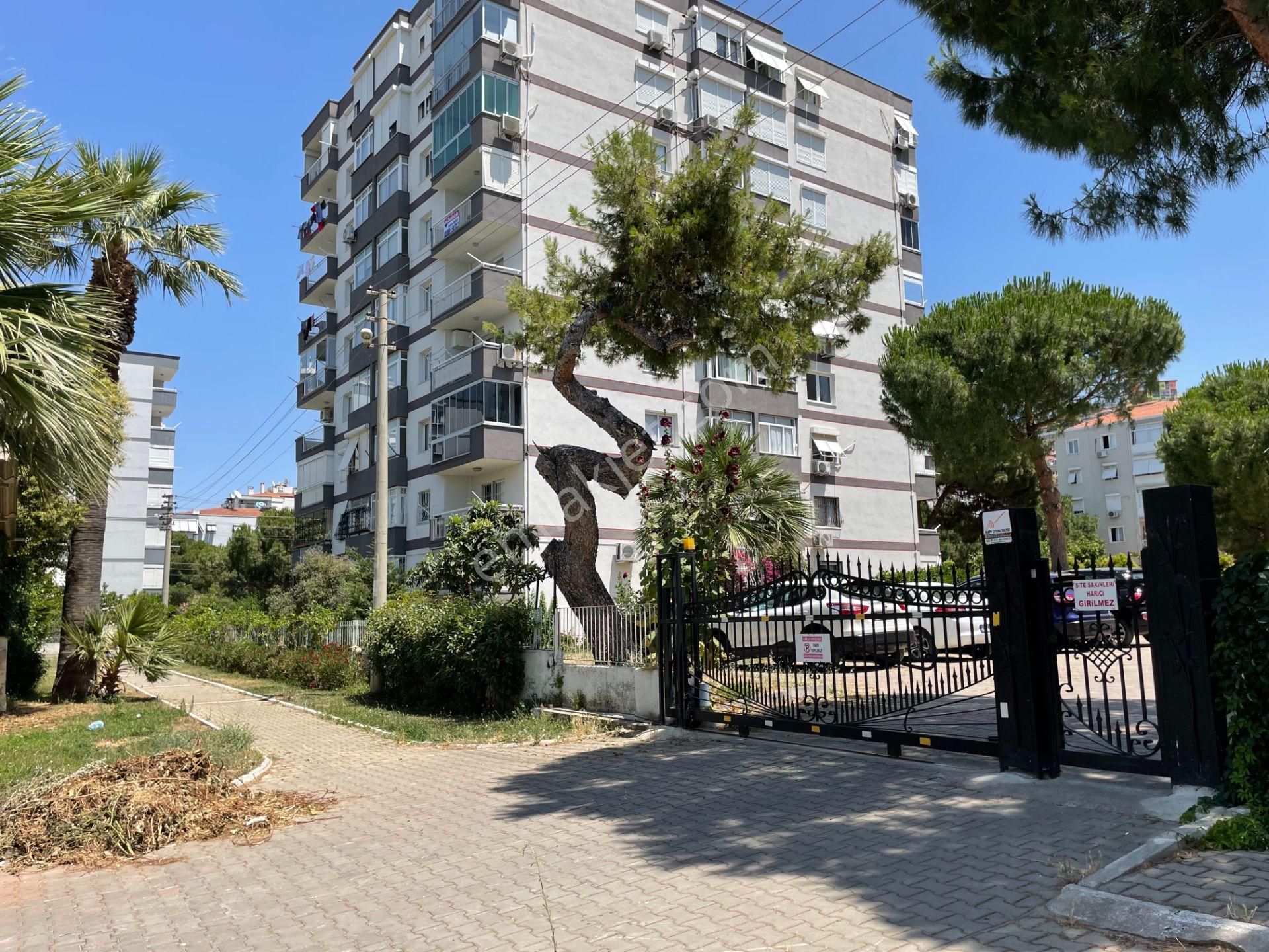 Narlıdere Merkezde Site İçinde 3+1 Tadilatlı Ara Kat Daire