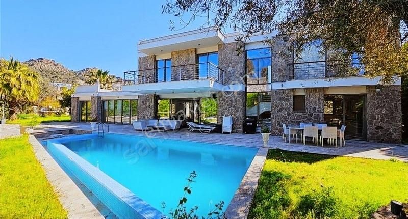 Bodrum Yalıkavak'ta Satılık 860 M2 Arsa İçinde Müstakil Villa