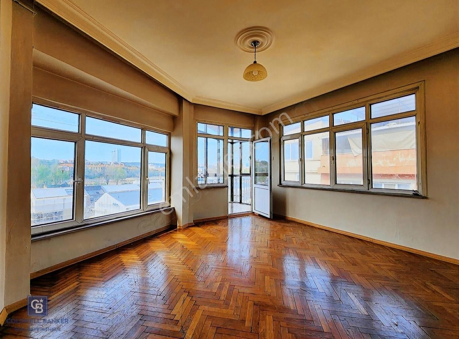Kadıköy Rıhtımda Süper Konumda Satılık 2+1 Daire Net 65m2