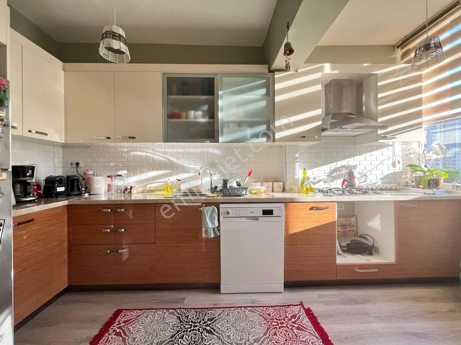 Kozyatağında Kozzy Avm Ve Minibüs Arası Geniş M2 Güney Cephe 3+1