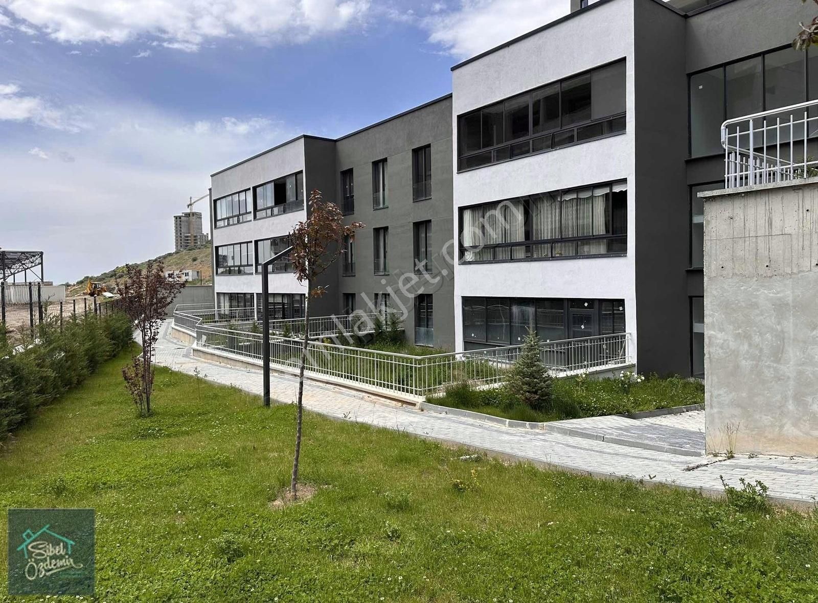 Natura Alacaatlı Sitesi'nde ,1oom2 Bahçesi Olan ,2+1 Bahçe Katı