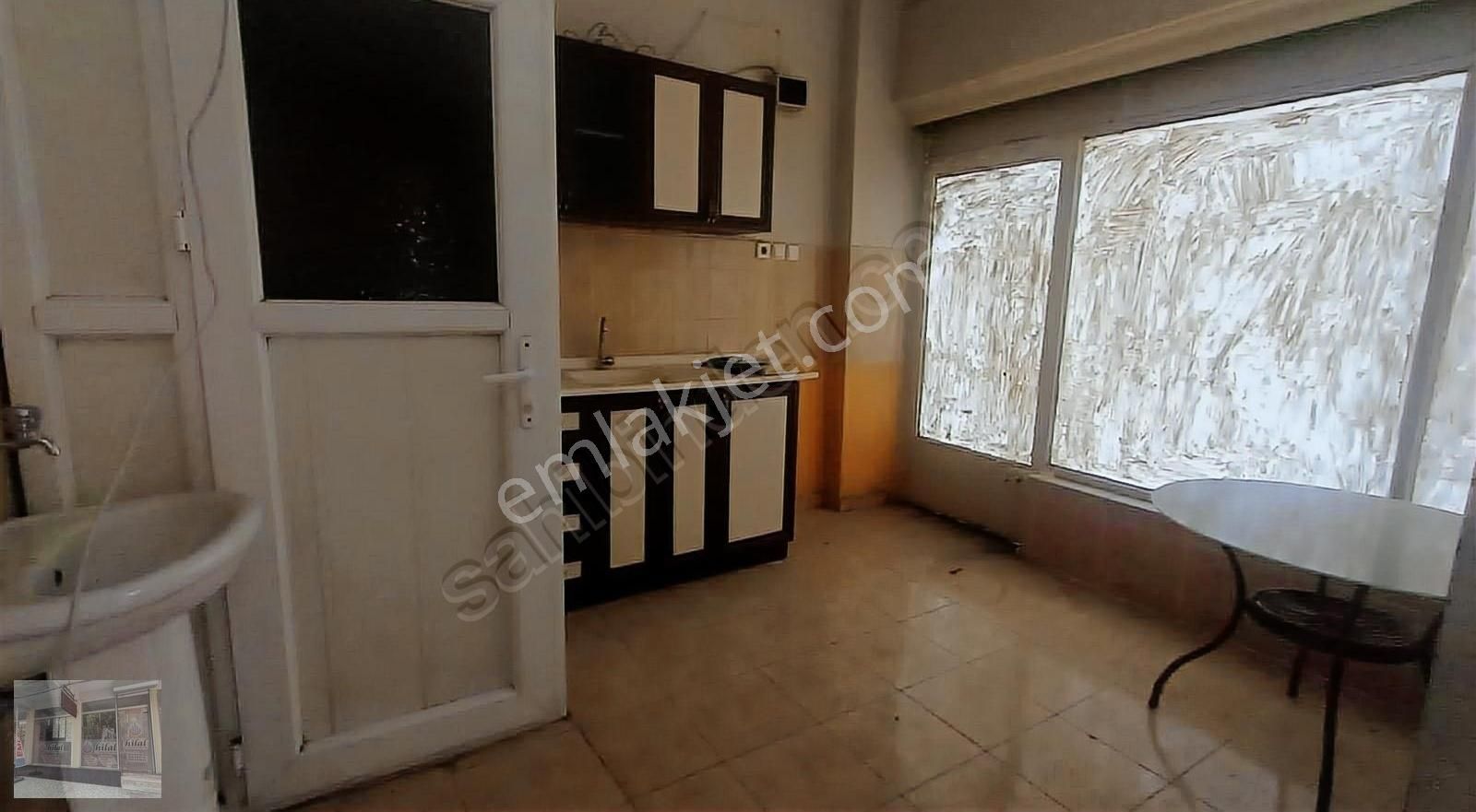 Şirinevler Meydana Yakın 25 M2 Kiralık Dükkan