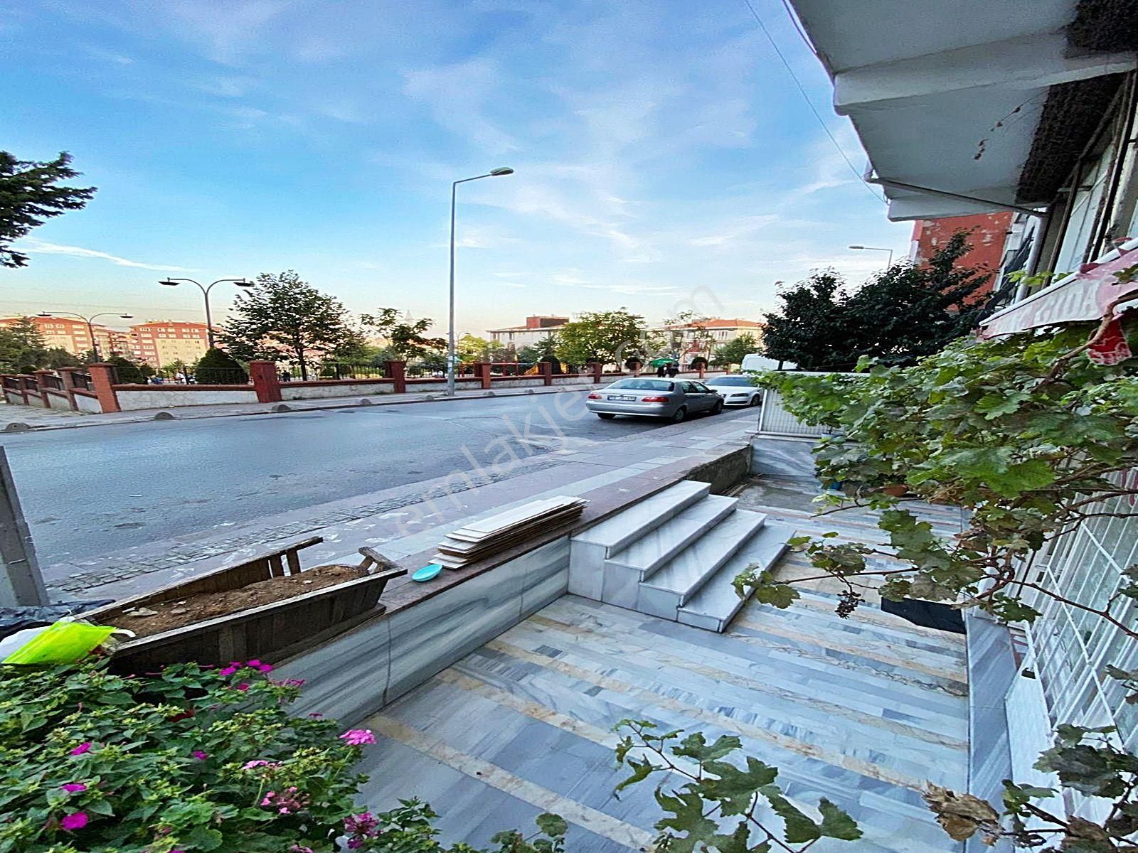 Sefaköy'de Cadde Üzerinde Bahçe Kullanımlı Geniş Metrekarede Düz Giriş Kiralık Dükkan!!!