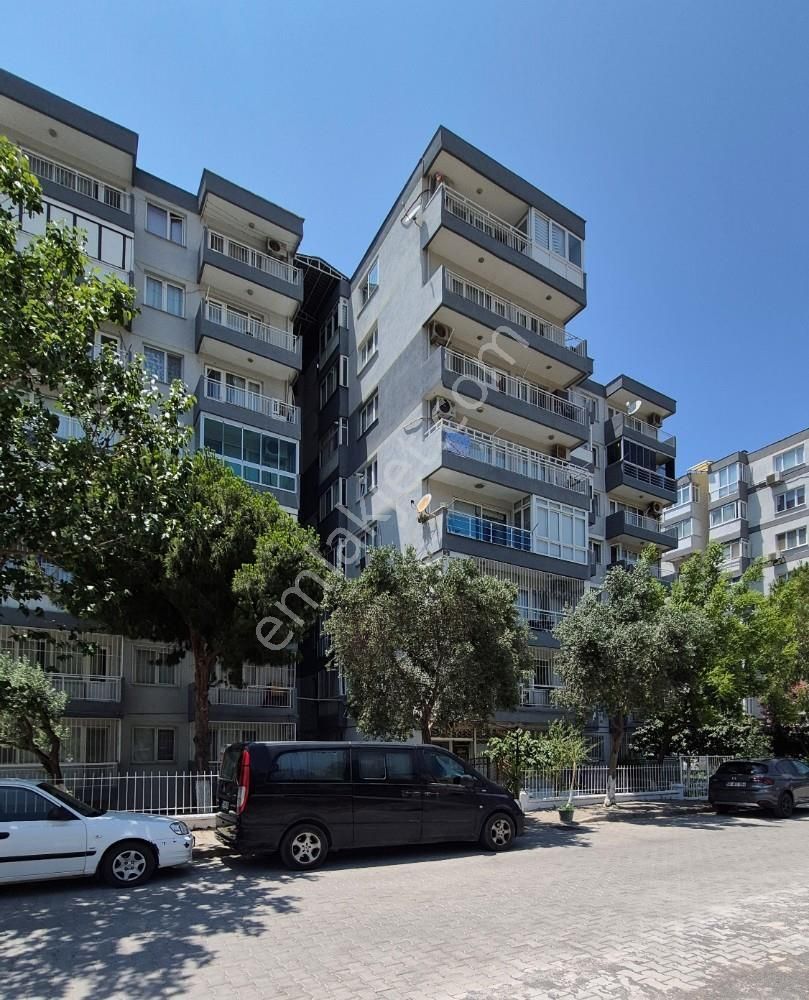 Bornova Özkanlarda Merkezi Konumda Doğalgaz Kombili 3+1