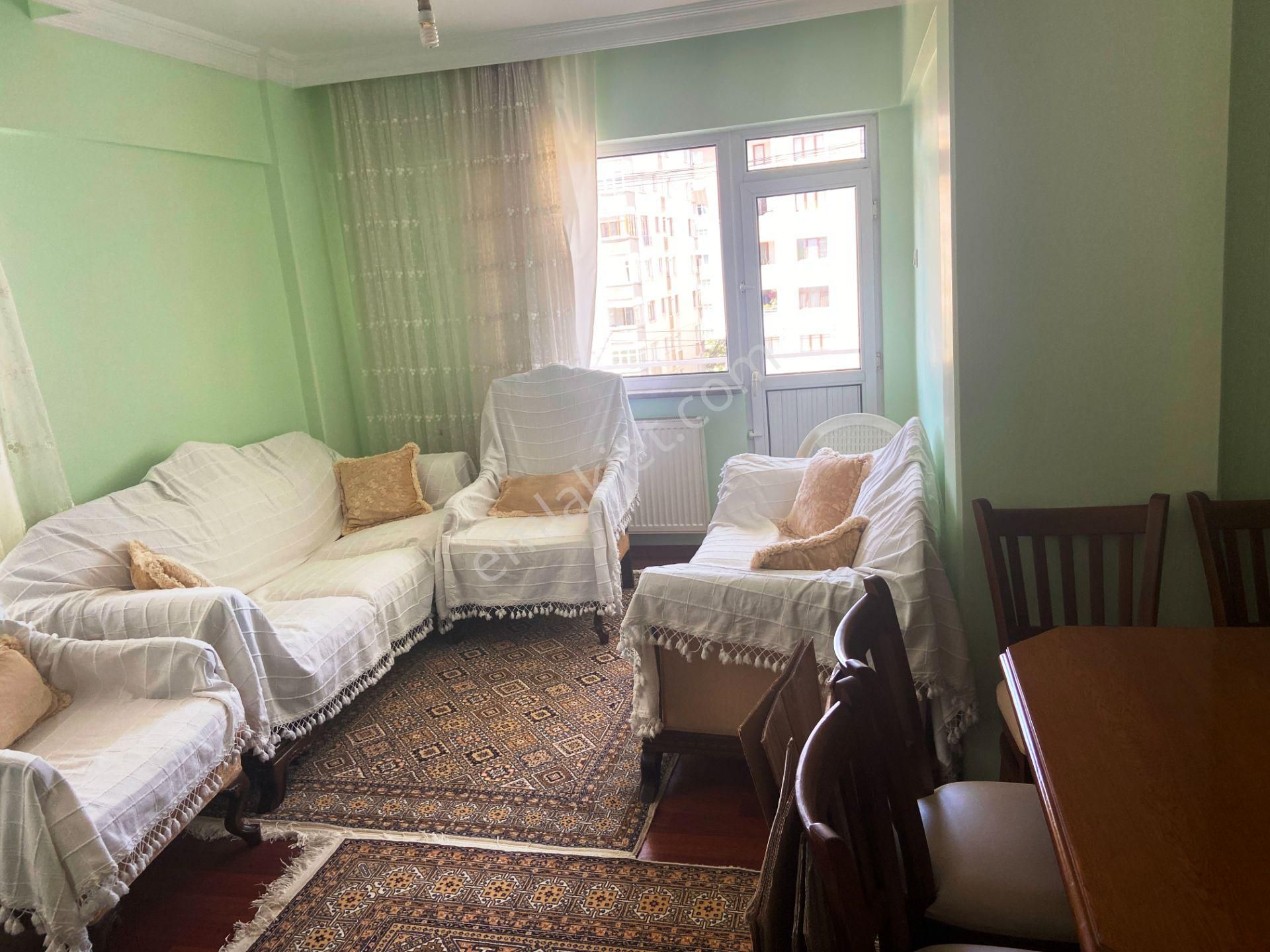 Çevik 'ten İçerenköyde Kiralık Eşyalı Temiz 2+1 Daire.