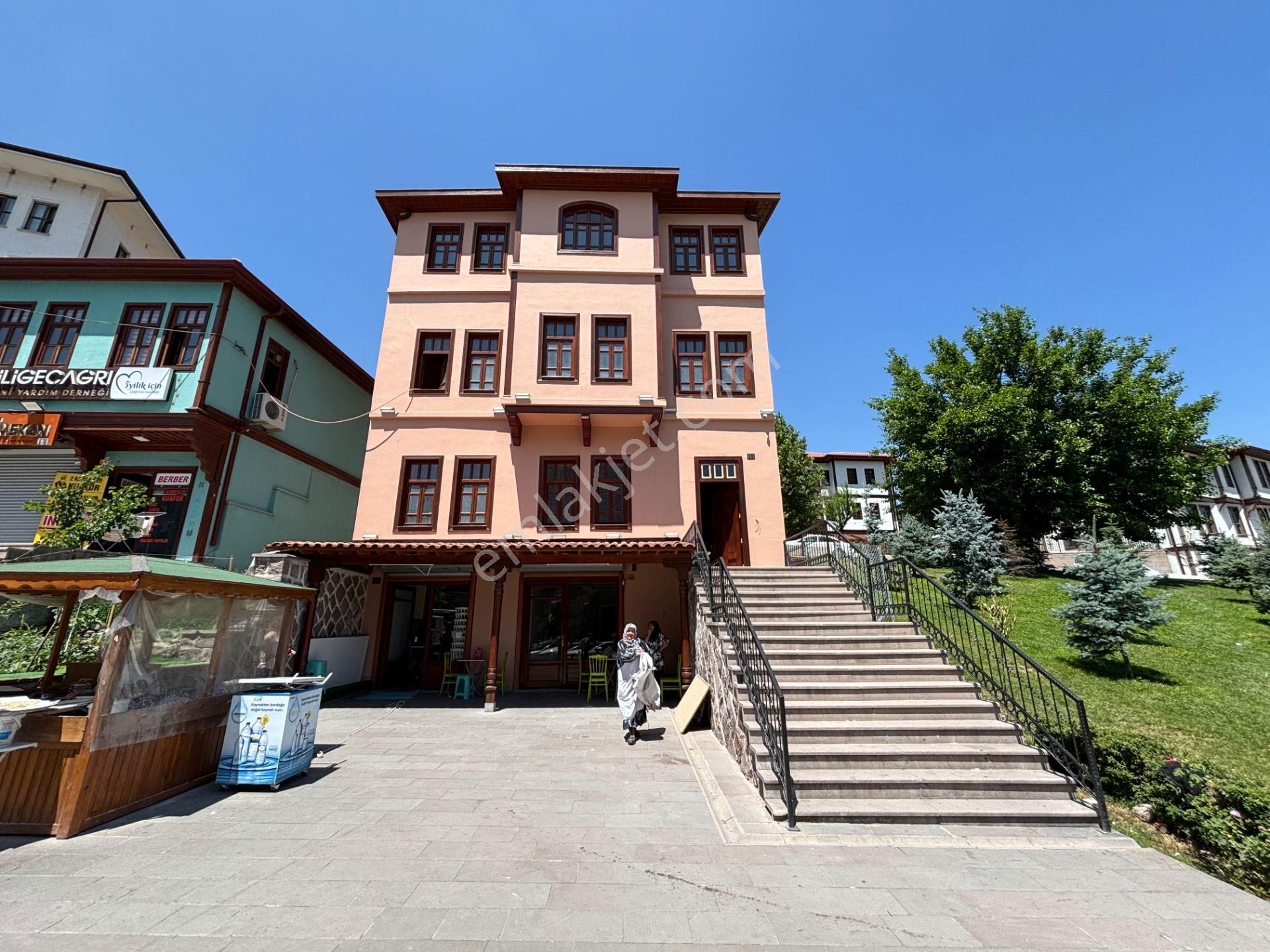 3 Daire 2 Dükkan Lüks Yapılı Merkezde İş Yerinede Uygun Konak