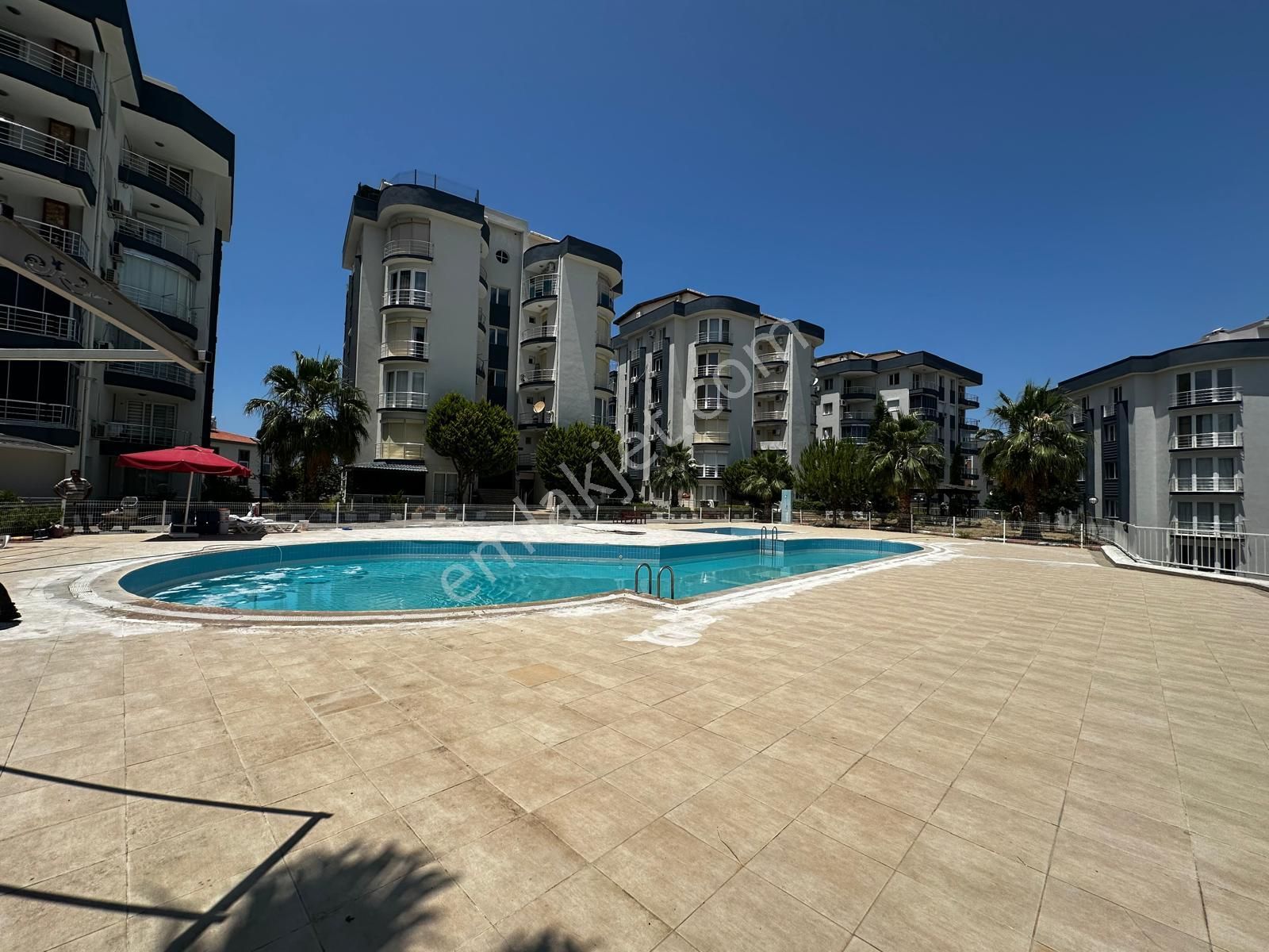 Kuşadası İkiçeşmelikde Havuzlu Sitede 1+1 Bahçe Katı