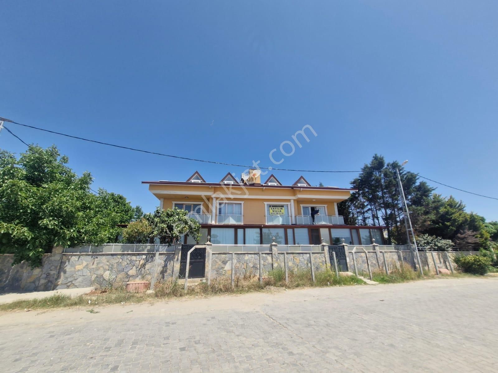 Silivri Kınalı Da Denize Sıfır Havuzlu Bahçeli 5+2 Villa