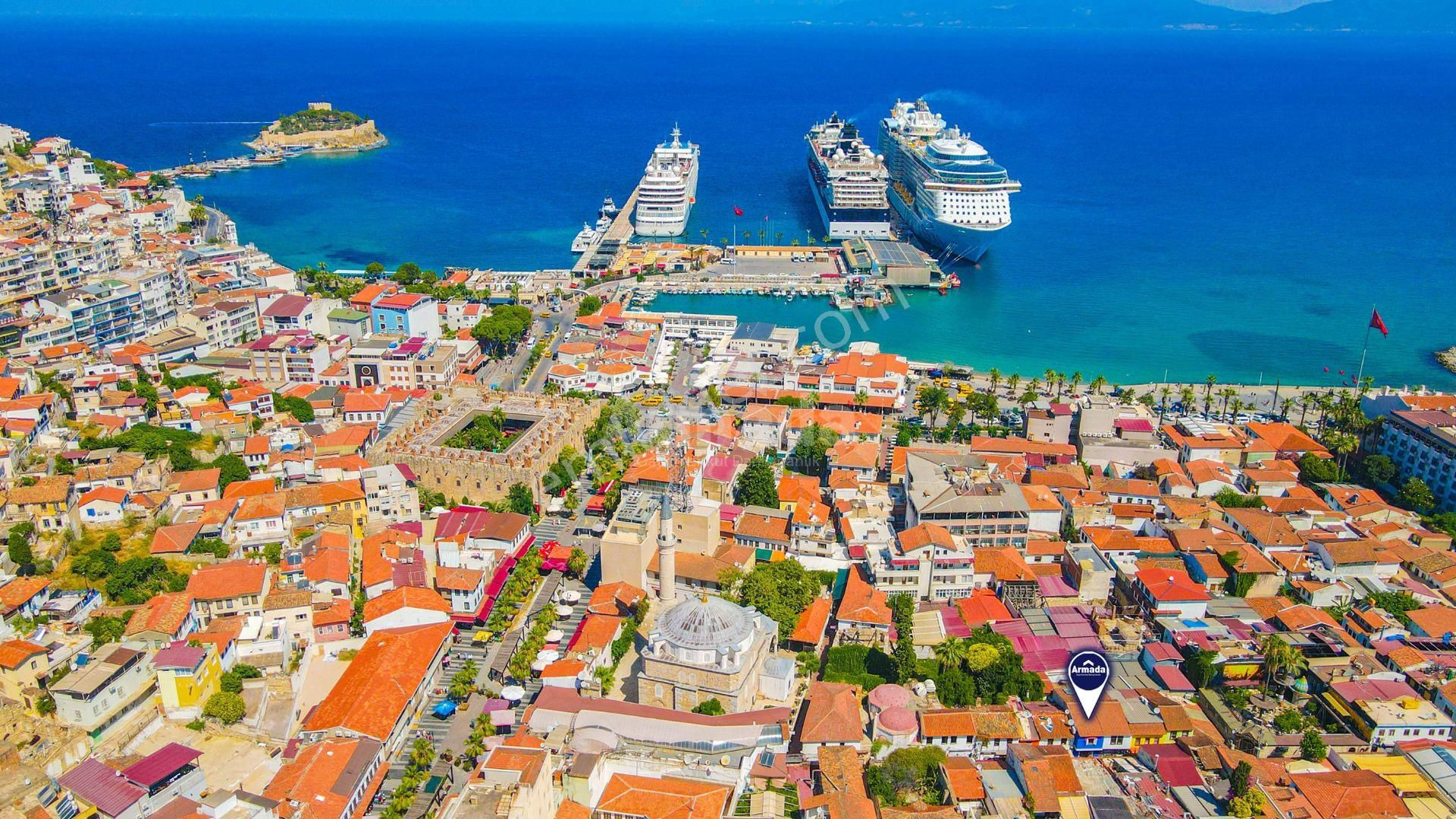 Kuşadası Kaleiçi'nde Satılık Dükkan