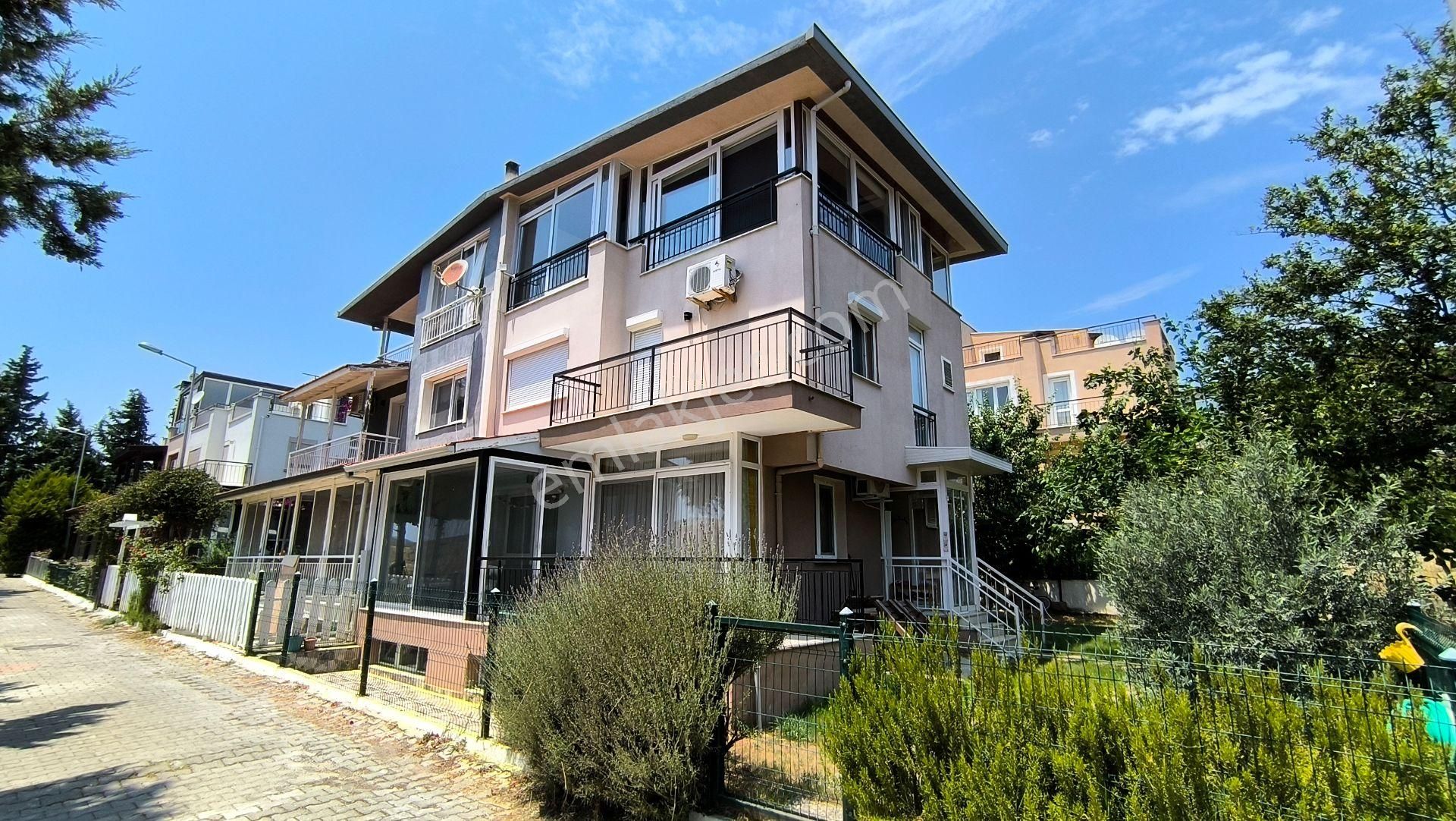 Seferihisar’da Site İçi, Bahçeli, Bakımlı, Önü Açık 4+2 Villa