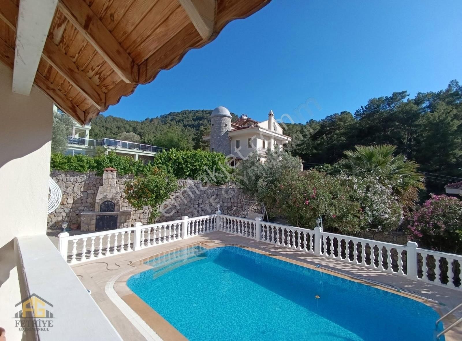Fethiye Üzümlüde 720m² Arsa Payı Müstakil Havuzlu 7+1 Villa