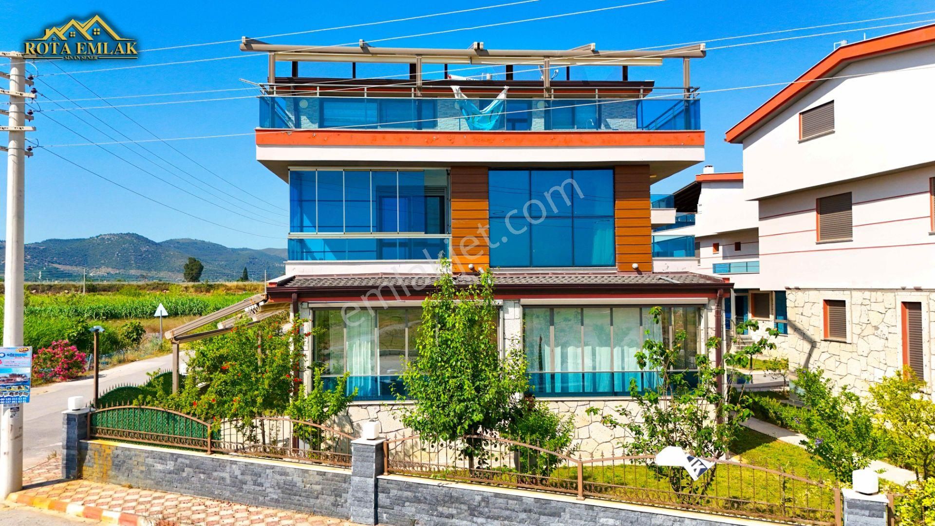 Rota Emlak'tan Gümüldürde Site İçerisinde Denize Sıfır 5+1 Villa