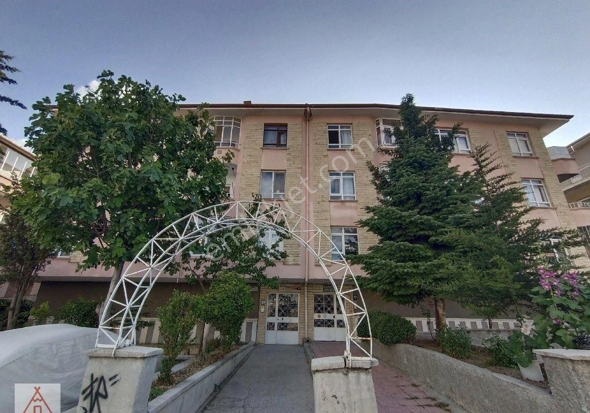 Uzman Emlak'tan 2+1 Cadde Üstü Katta Daire