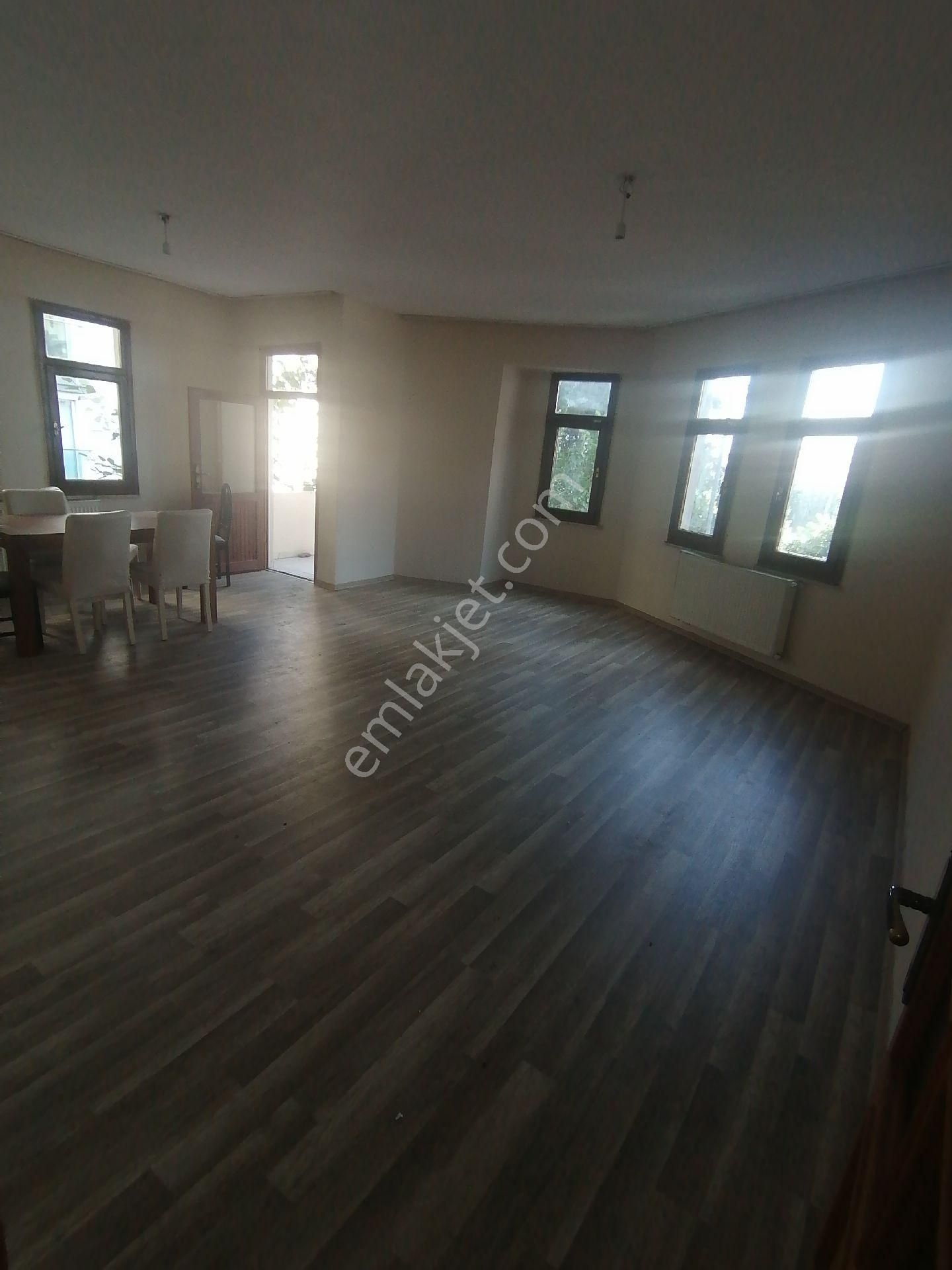 Ümraniye Esenevler Ulaşım Anlamında Sorun Bulunmamaktadır Güzel Temiz 2+1 Kiralık Daire 2.kat
