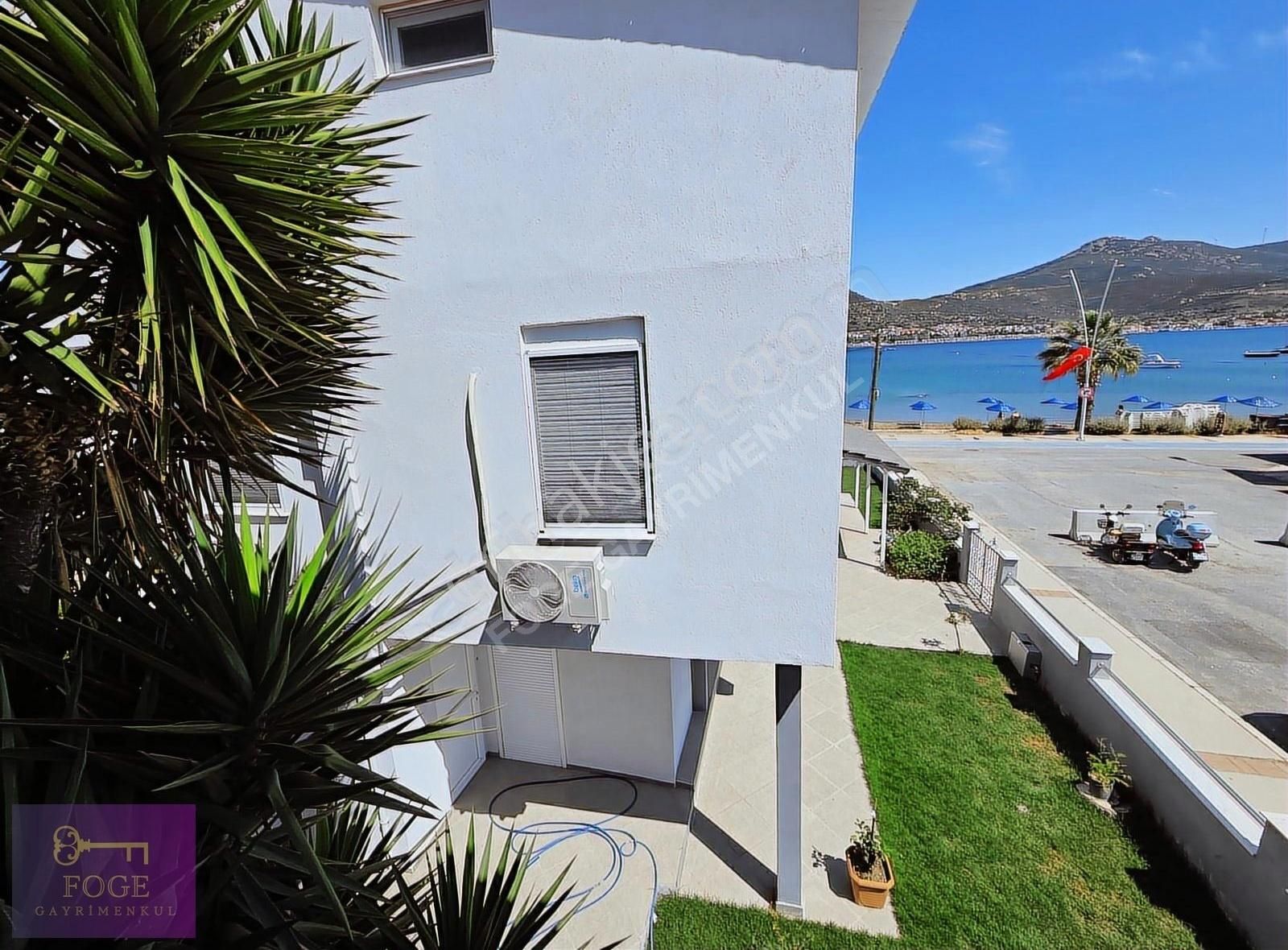 Yenifoça'da 6+1 Denize Sıfır Bahçeli Satılık Villa - Görsel 11