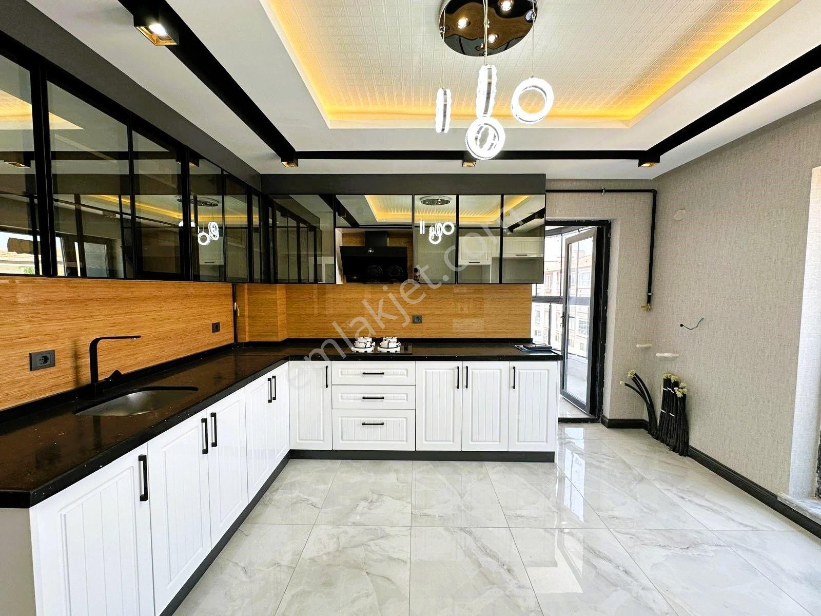 Özçeliklerden Cadde Yakını Çift Banyo Köşe Başı 140m2 3+1 Dairee