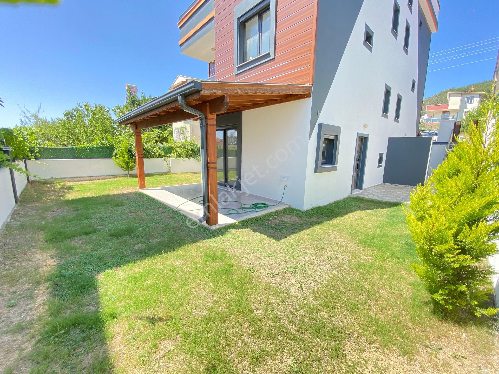 Doğanbey'de Deniz Şehir Doğa Manzaralı Satılık Bahçeli 4+1 Villa