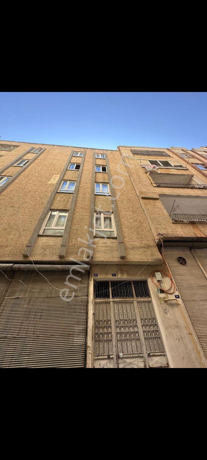 Kiralık Arakat Tekli Daire Merkezi Konumda Doğalgazlı Parkeli