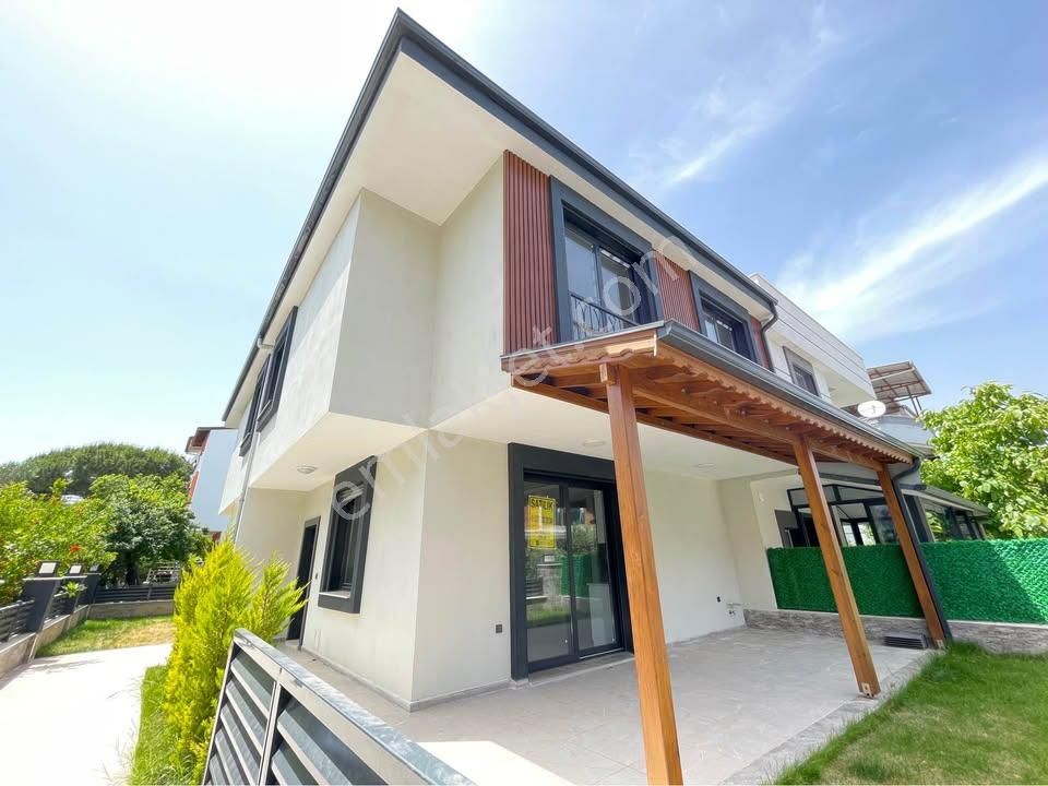 Doğanbey De Deniz Cok Yakın Mustakil Bahçeli Satılık 4+1 Villa