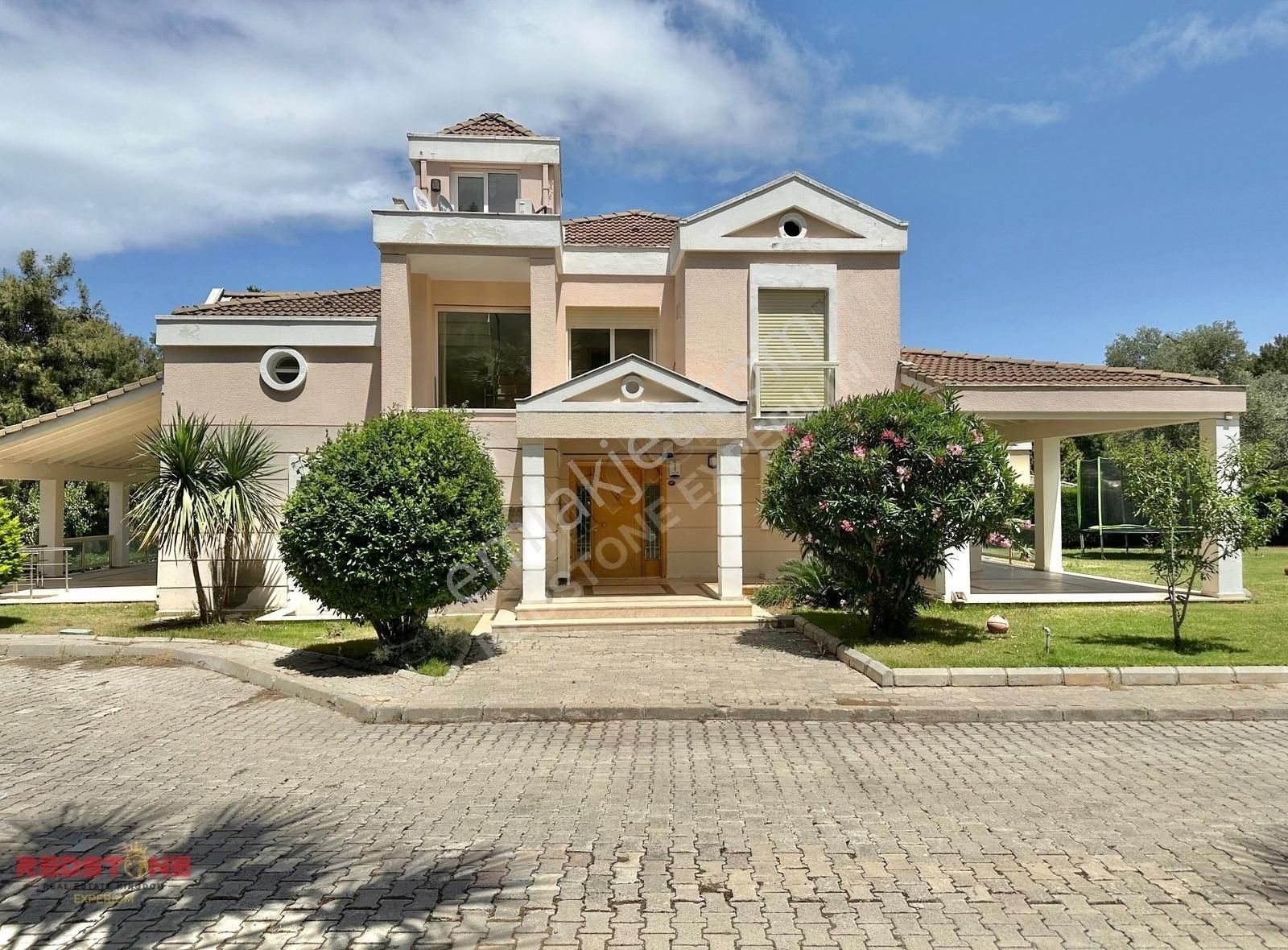 Urla Şirinkent'te Havuzlu Güvenlikli Site İçerisinde 7+1 Villa