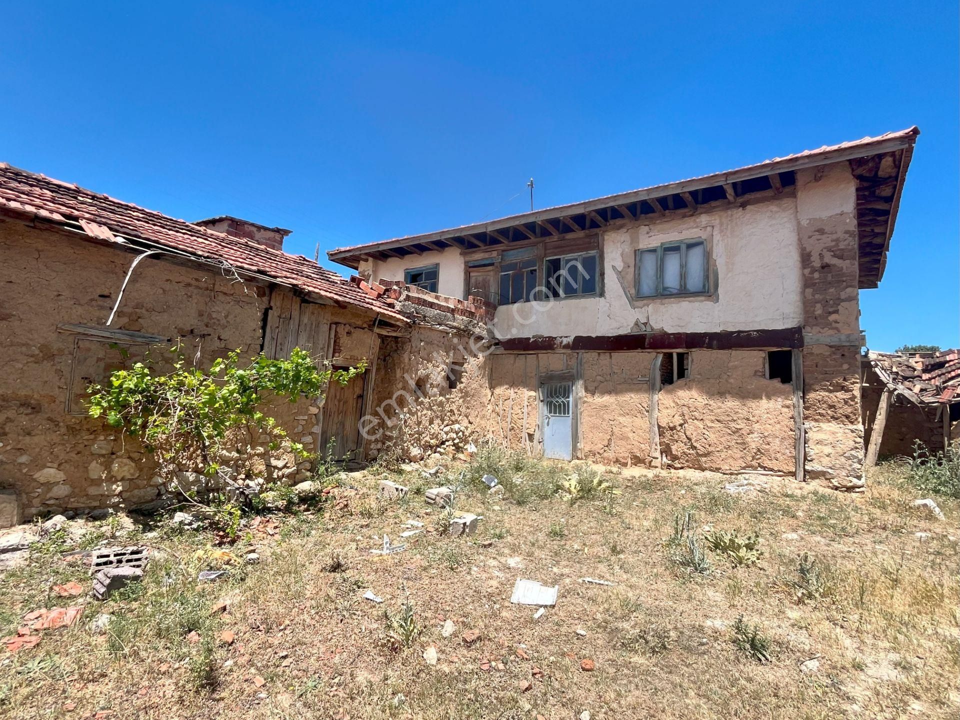 Uşak Akarca Köyü'nde Satılık Köy Evi !!