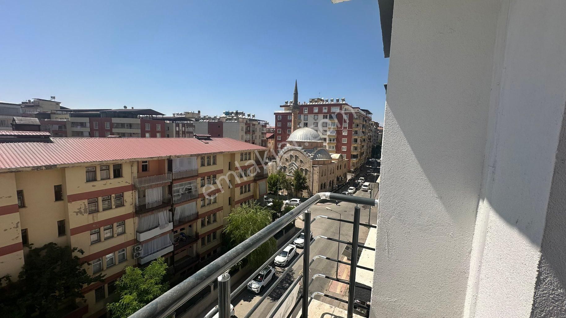 Ayat Gayrimenkul Danışmanlık Merkezinden Yeni Mahallede Kiralık 1+1 Daire