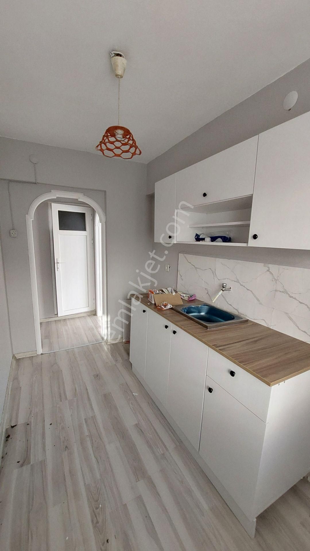 Suzan Emlaktan Güzelyalı Sahılde 2+1 Temız İçi Yapılı Masrafsız 2 .kat Daire