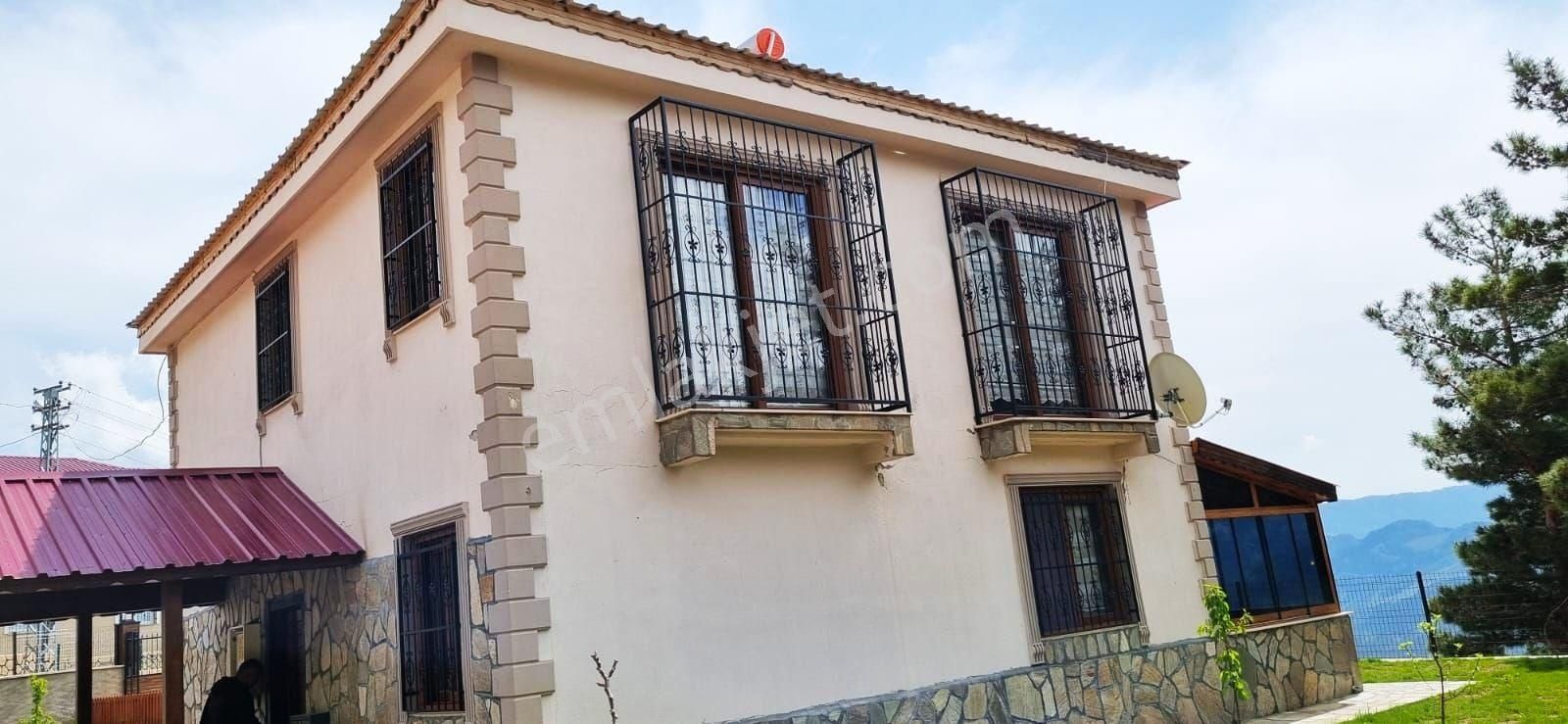 Pozantı Yenikonacık Efe Sitesinin Üzerinde Doğa Manzaralı 3+1 Satılık Villa