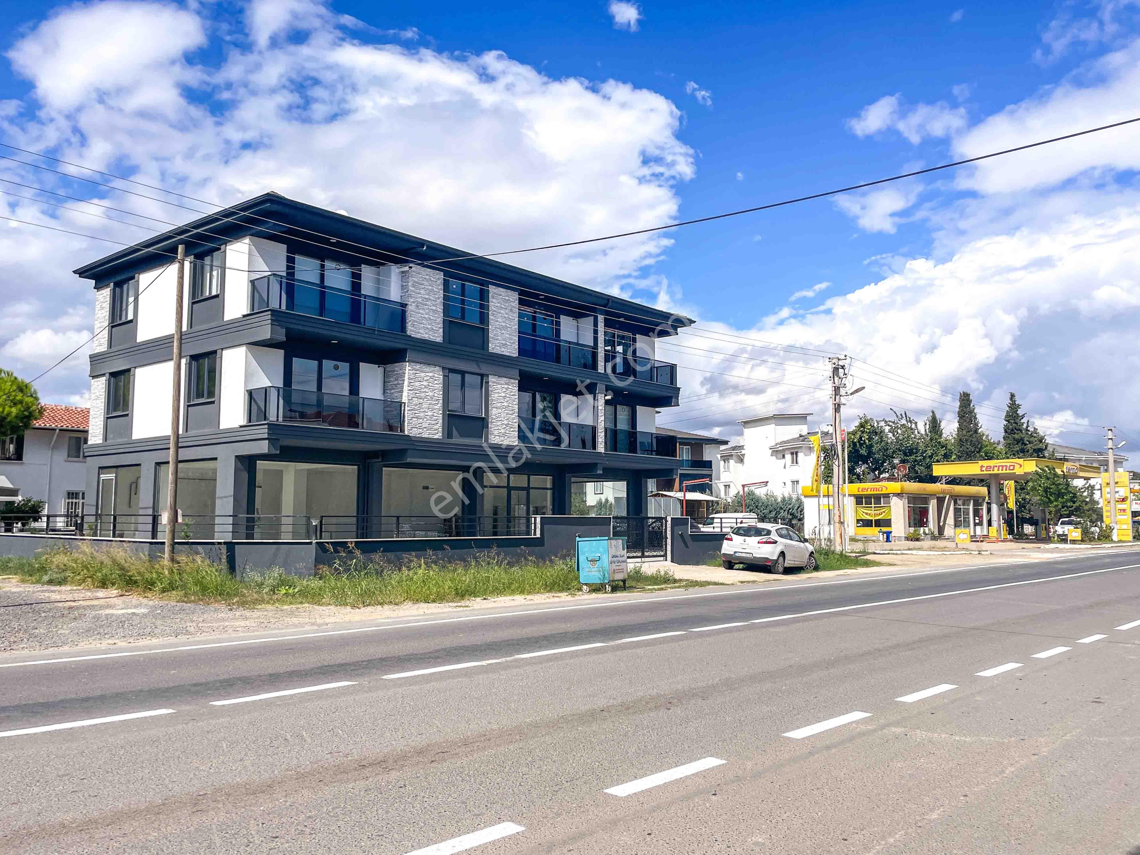 Kumbağ'da Cadde Üstü Denize Yakın Lüks Sıfır Kiralık 1+1 Daire