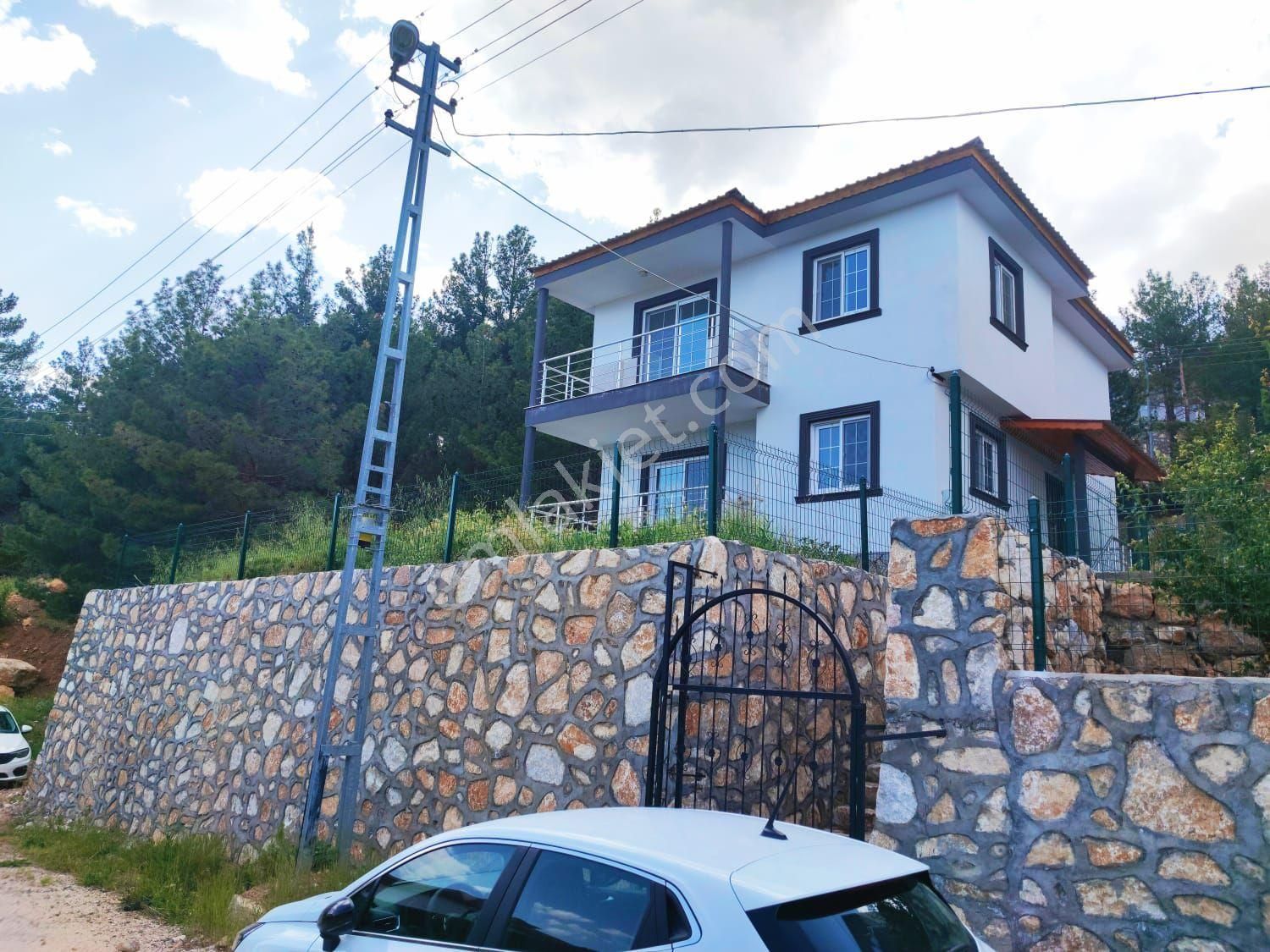 Pozantı Yenikonacık Körmenlik Mevkiinde Doğa Manzaralı 4+1 Villa