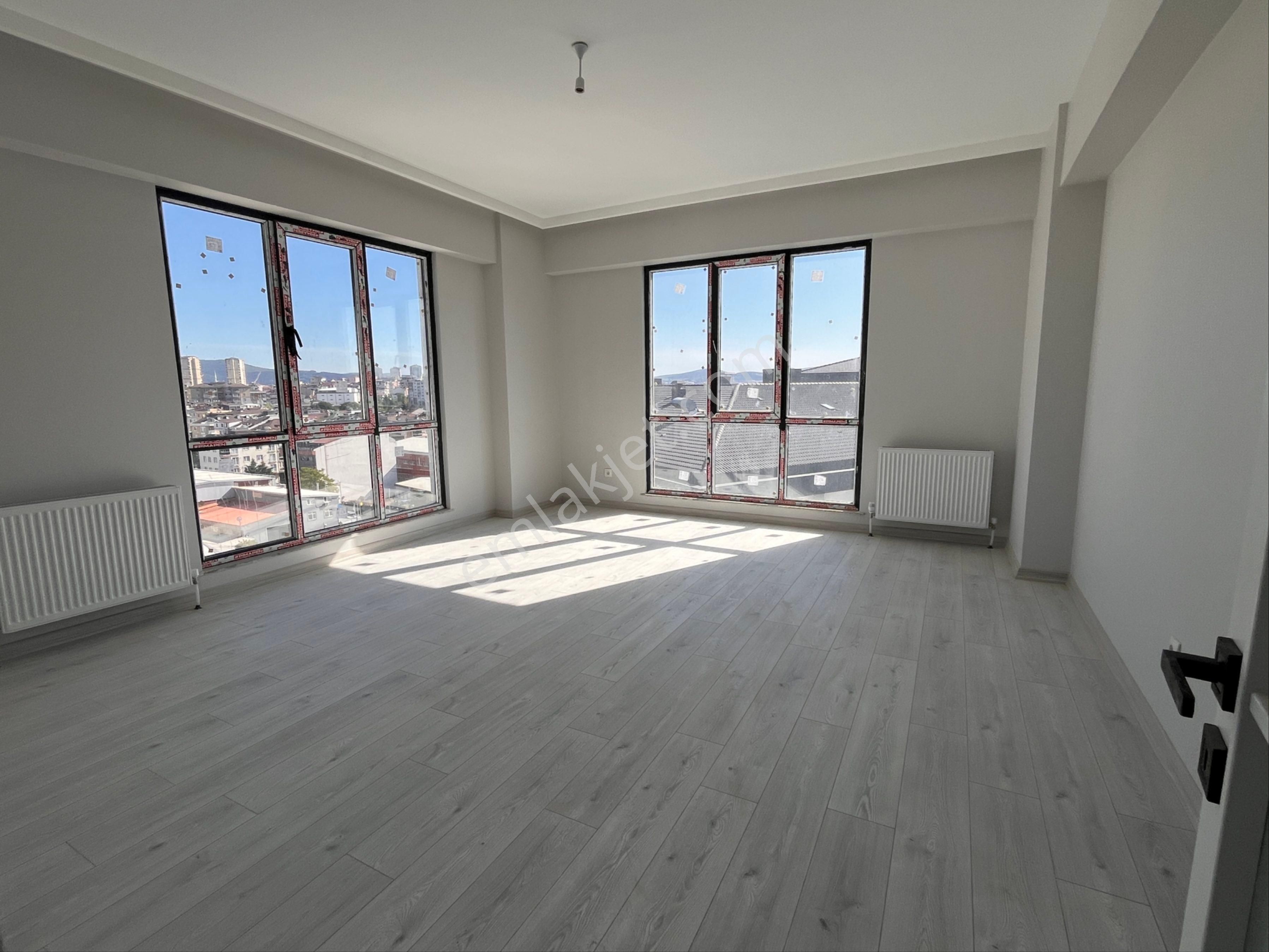 Sancaktepe Çekmeköy Sınırı Cadde Üzeri Satılık 90 M2 2+1 Daire