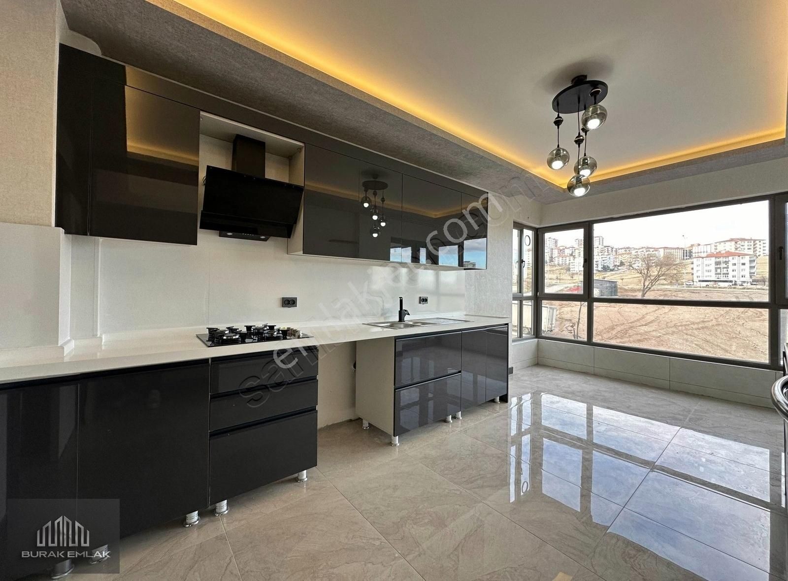 Buraktan Mimar Sinan Mah. Lüx Sitede G.odalı K.garajlı 190m2 4+1