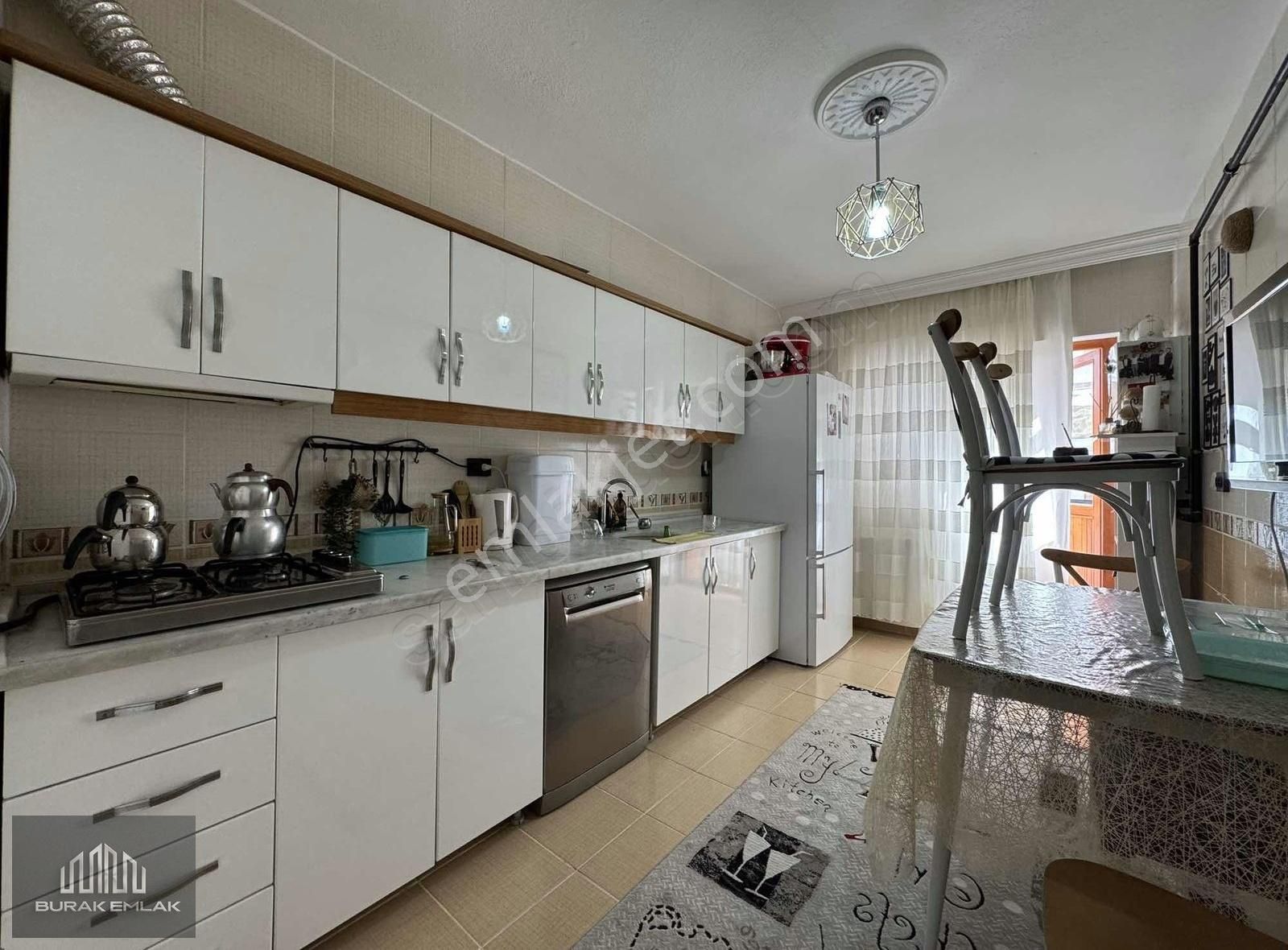 Burak'tan Salı Pazarı Yanı, 1.kat Kilerli Masrafsız, 125m2 3+1