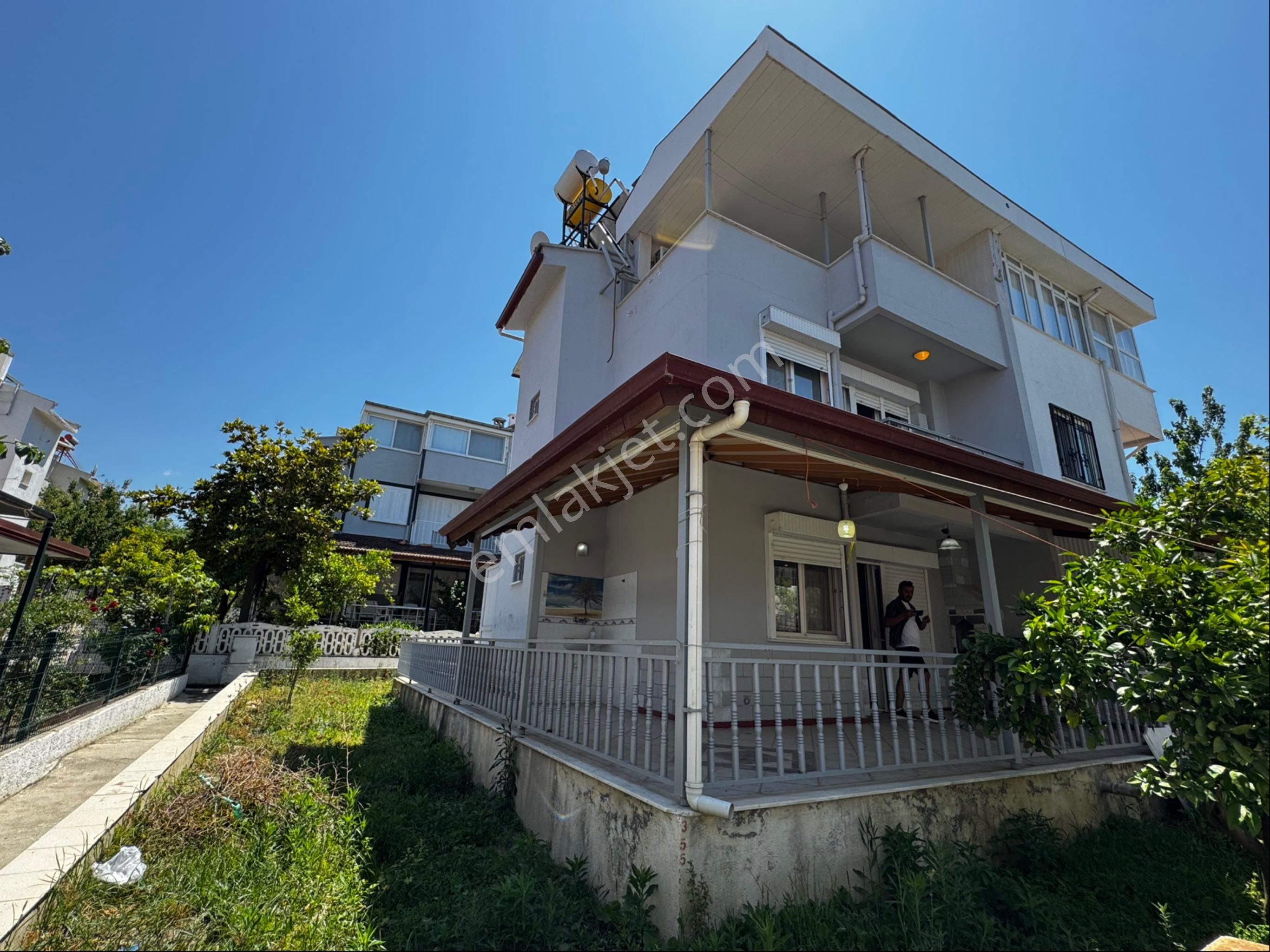 Kusadası Soğucakta Geniş Bahçeli 4+1 Triplek Villa