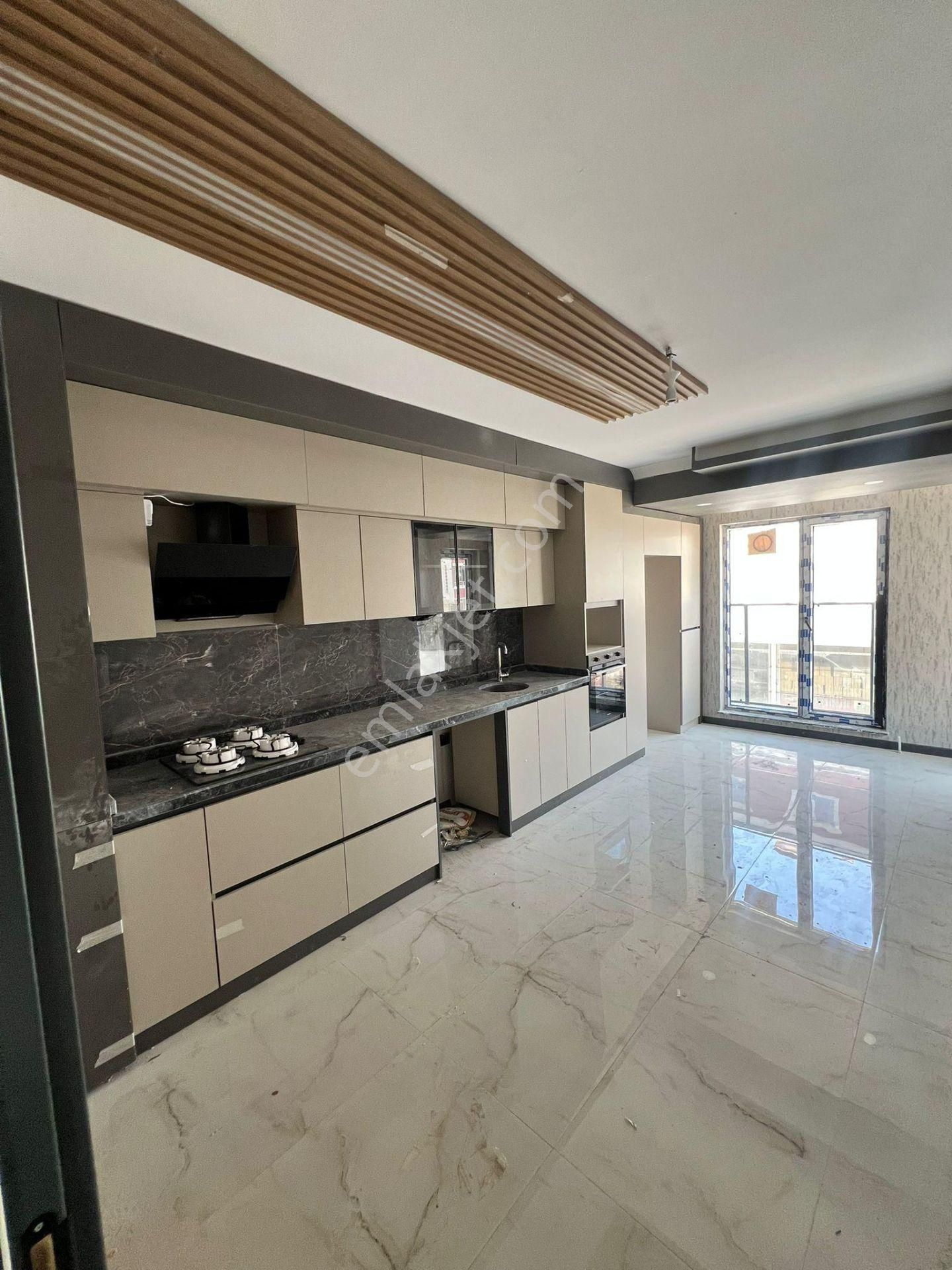 Menderes Mah De 4.5+1 Giyinme Odalı Asansörllü Lüx Yapılı Daire