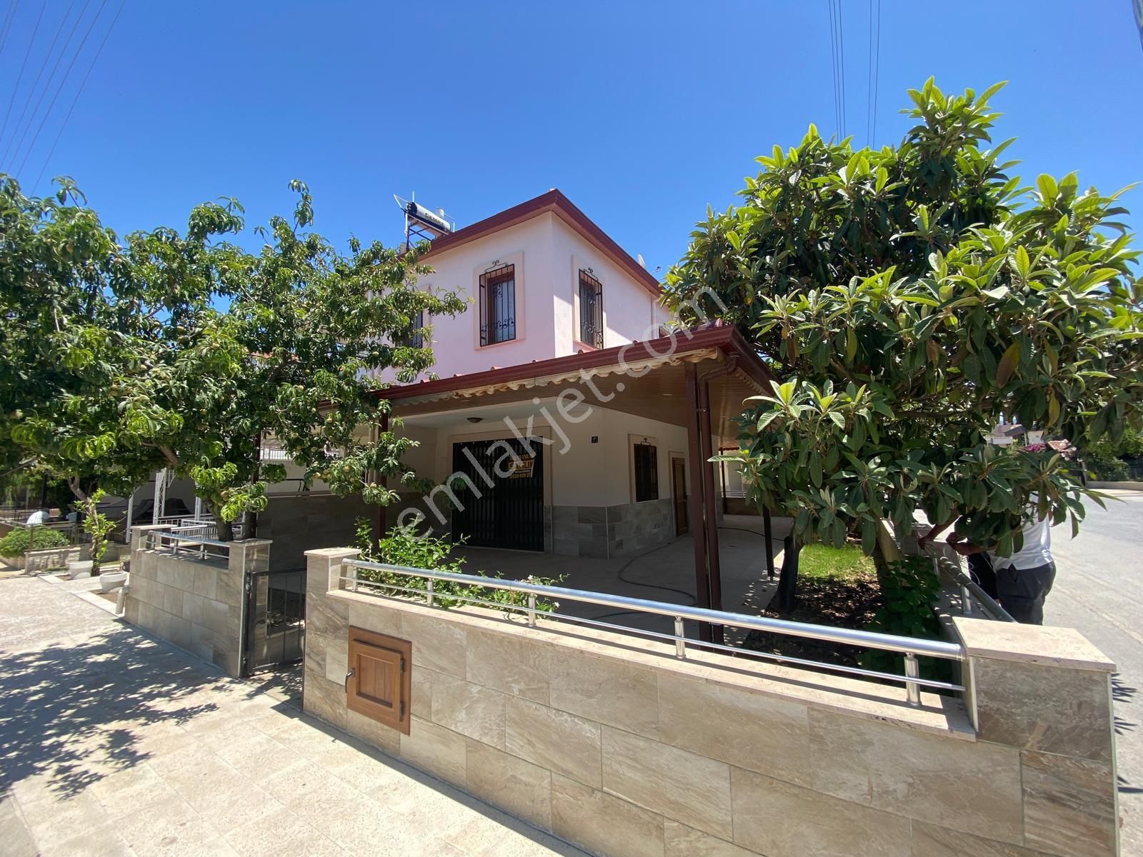 Kuşadası Avm Bölgesinde Geniş Bahçeli Denize 450 Mt Mesafede Villa