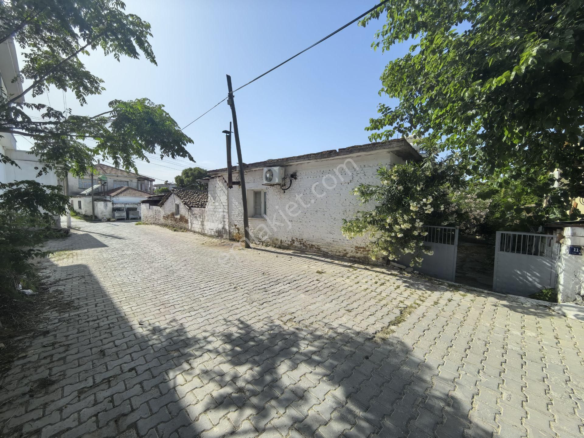 Didim Ak-yeniköyde Köy İçi 554 M2 Arsa İçinde Köy Evi