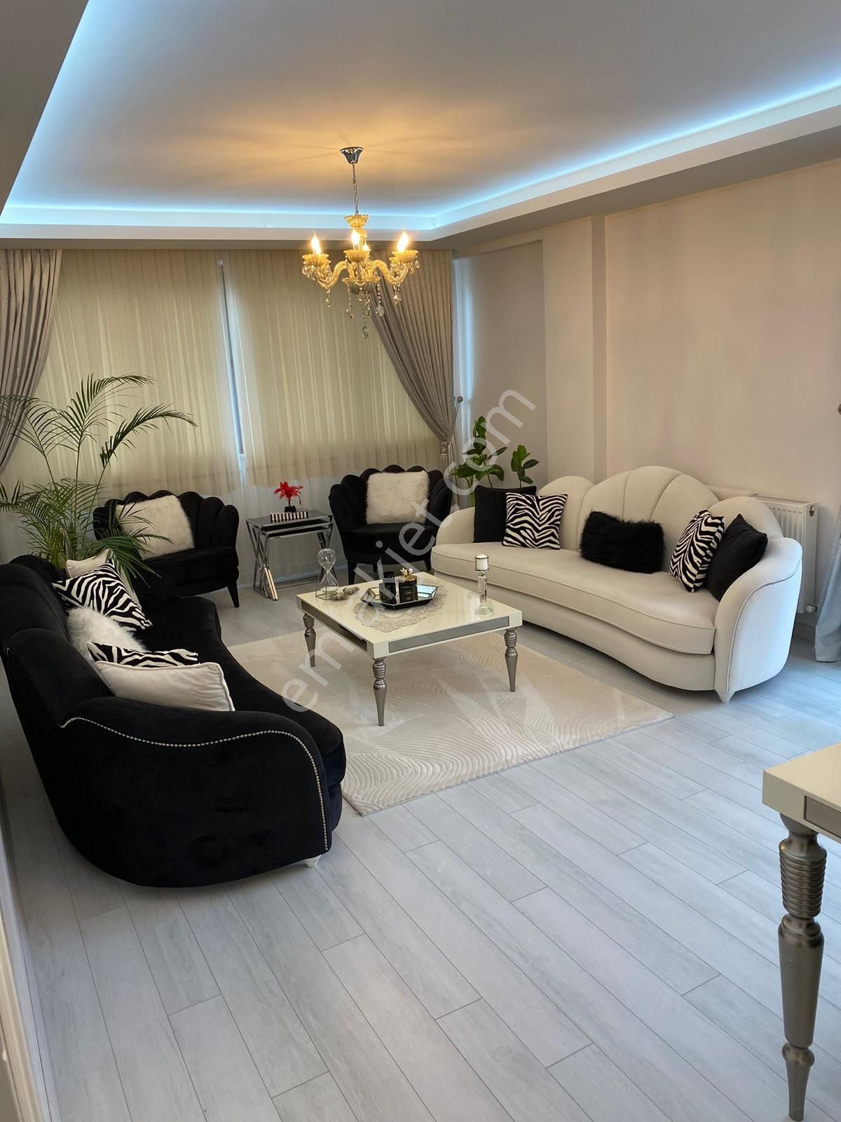Havuzlu Site 'de Lüks Satılık 3+1 Daire