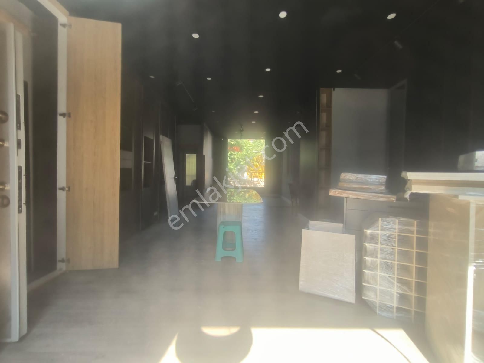 Küçüksu'da Anacadde Üzeri 125 M Dükkan Ofis Depo