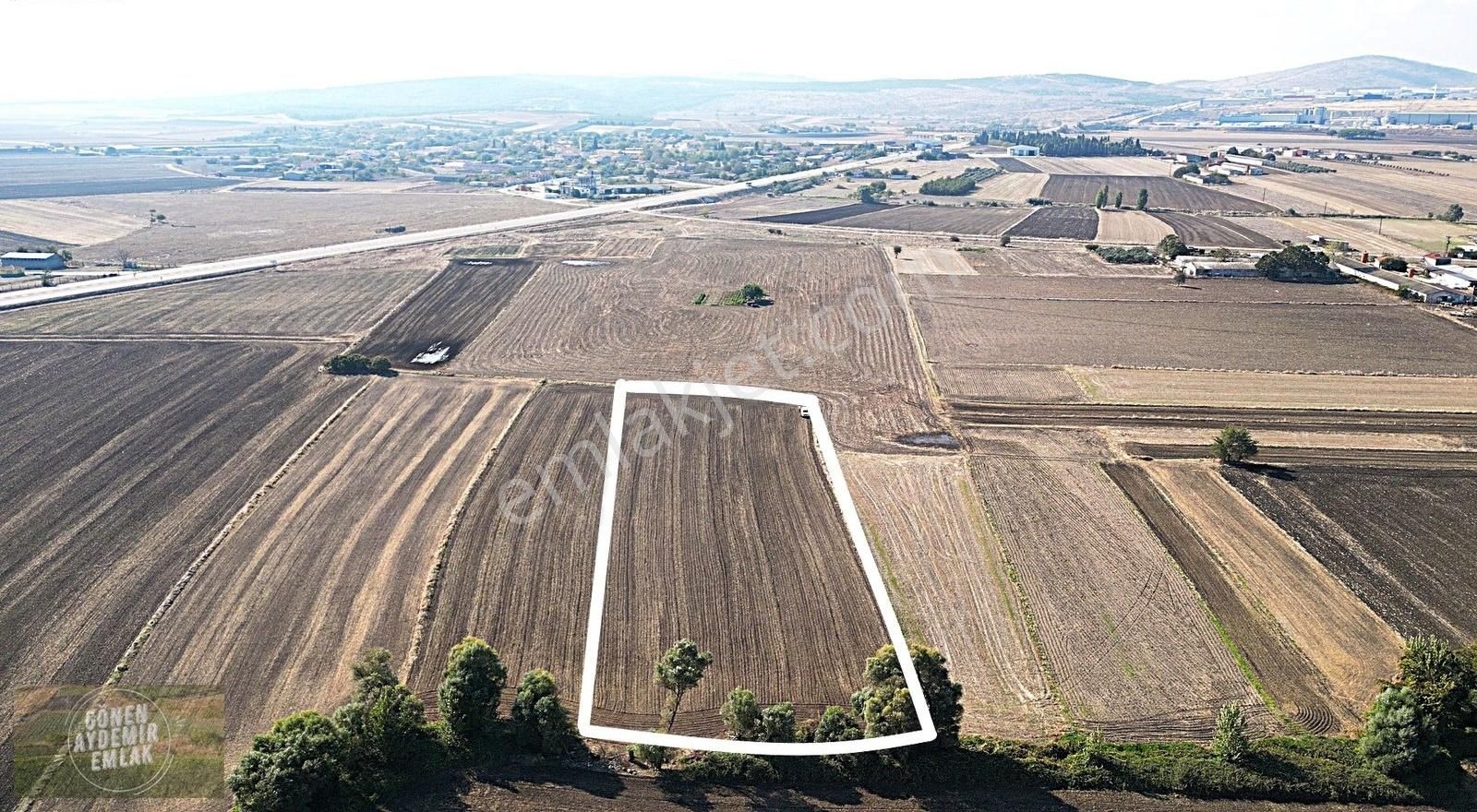 Üç Organize Sanayi Bölgesinin Ortasında Köye 500 Metre Tarla