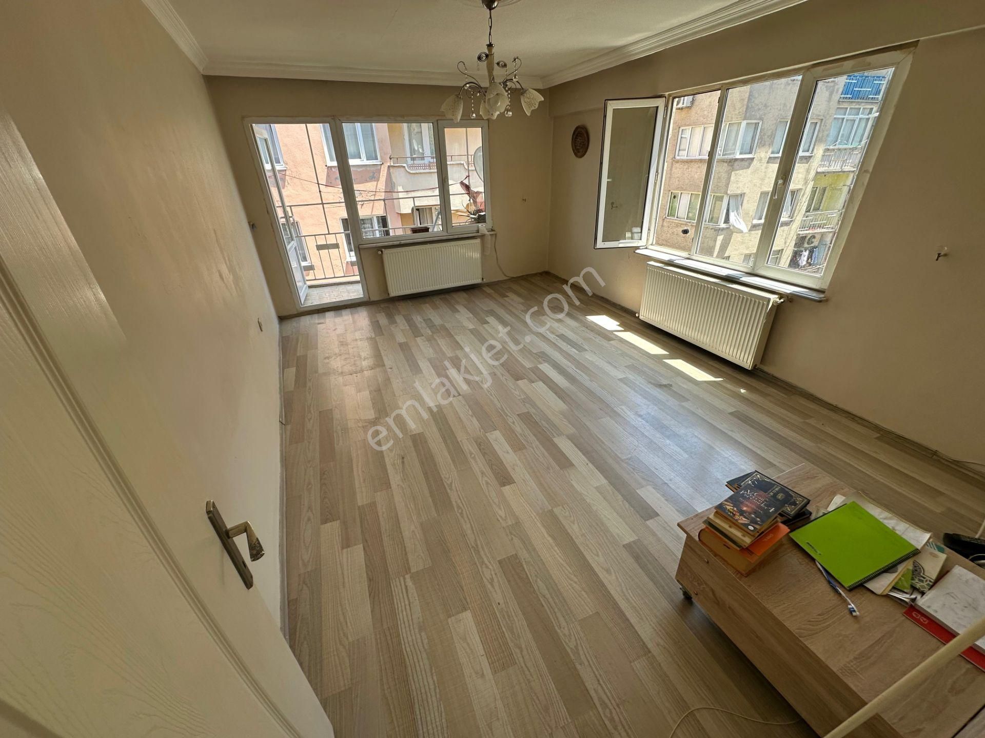 Metroya Yakın Ara Kat Kaloriferli 2+1 Kiralık Daire