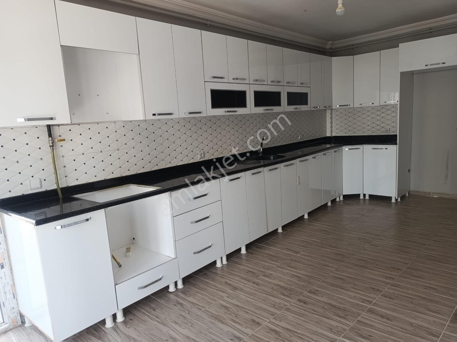 Sahra Emlaktan Yenikent Toki Şehiriçi Caddesinde Kiralık 3+1 Daire