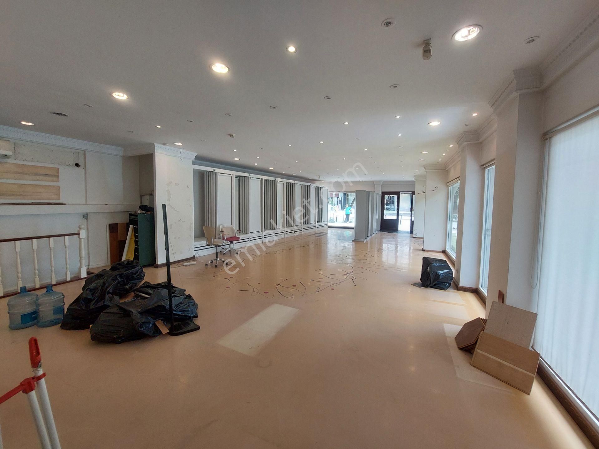 Fener Kalamış Caddesi Üzerinde 125 M2 Kiralık Dükkan