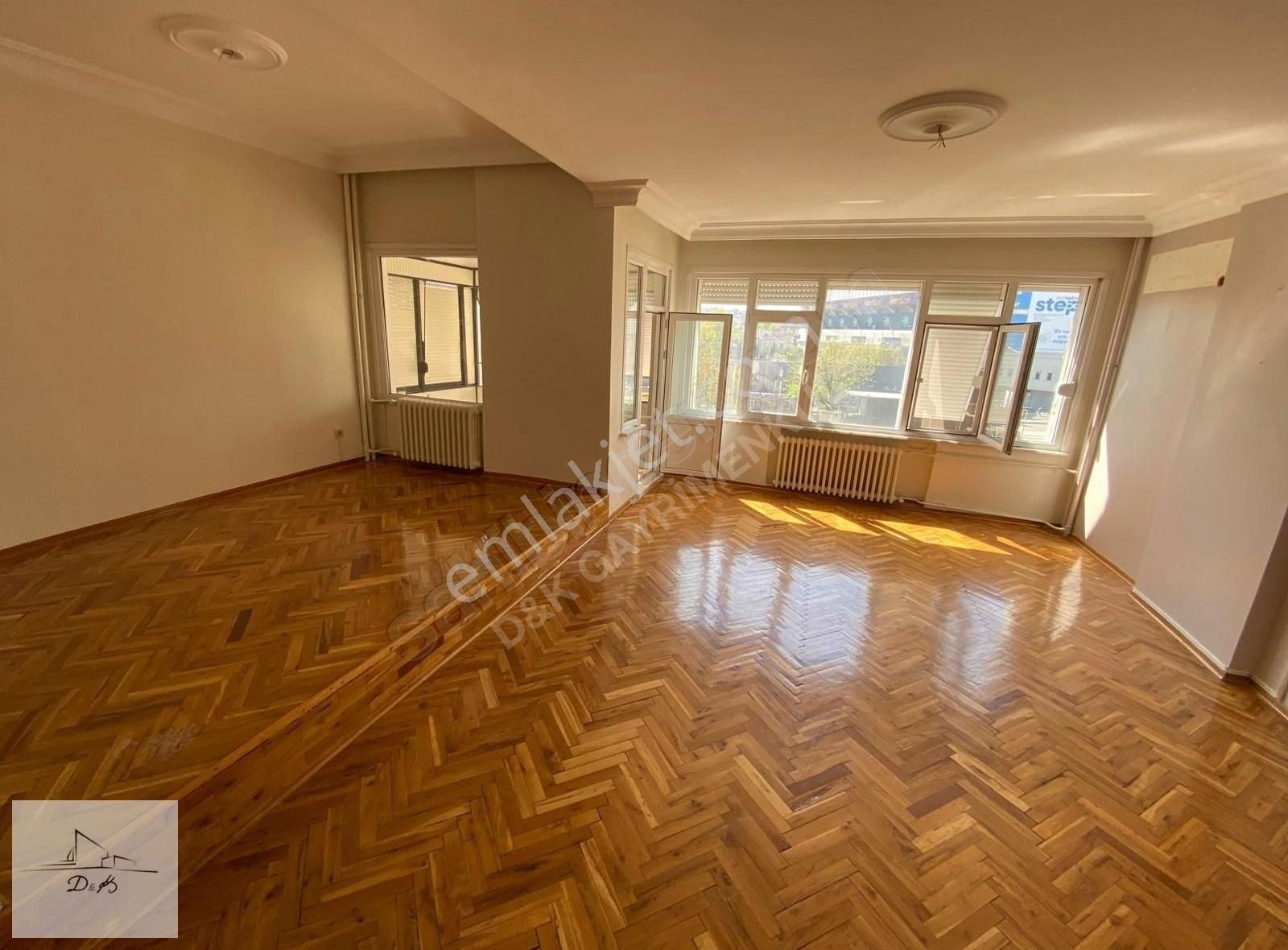 Kızıltoprak Bağdata 3.bina 135 M2 Balkonlu 3+1 Kiralık